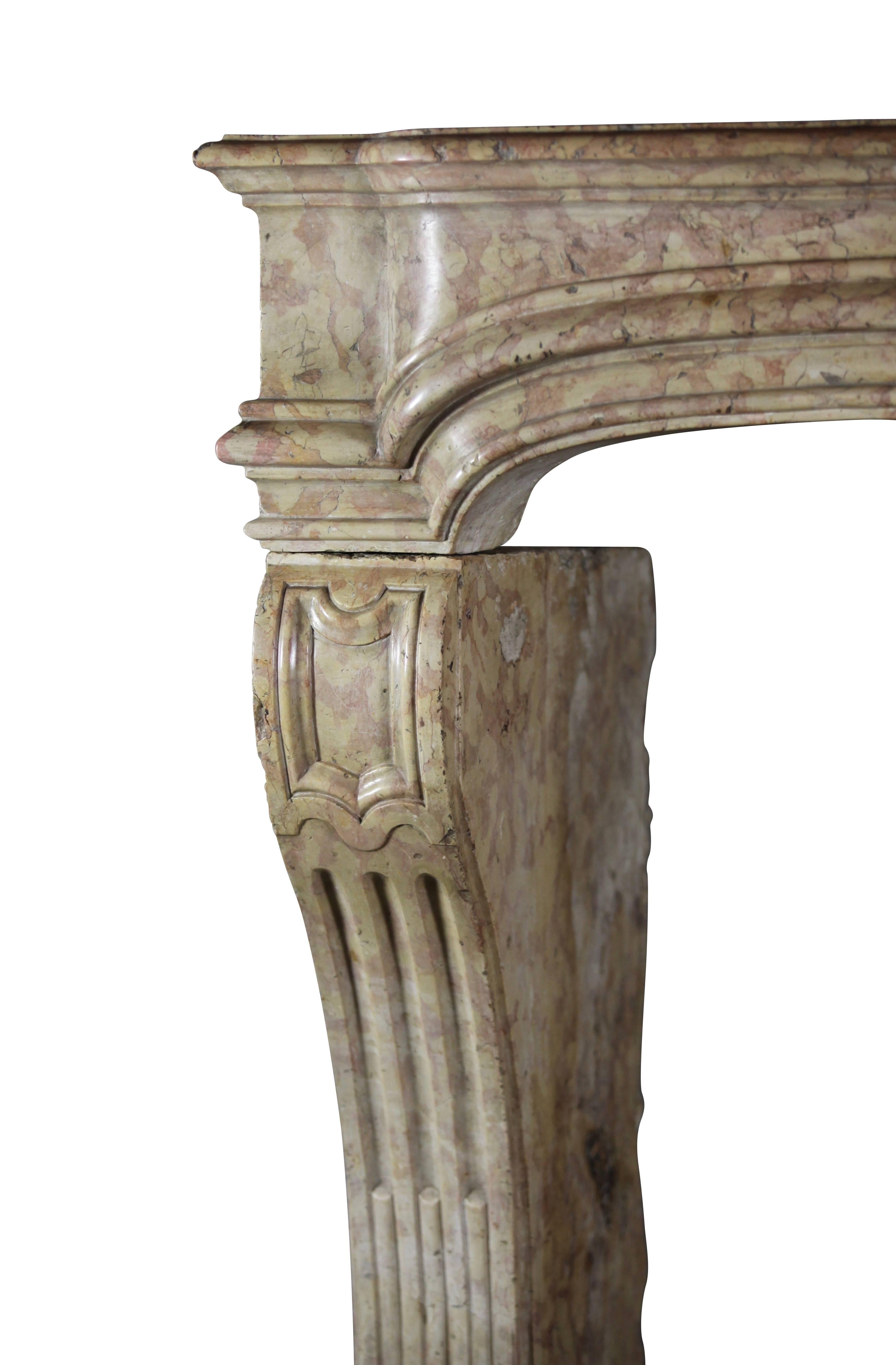Repisa de chimenea clásica antigua del siglo XVII en piedra dura burdeos en Excelente estado para la venta en Beervelde, BE