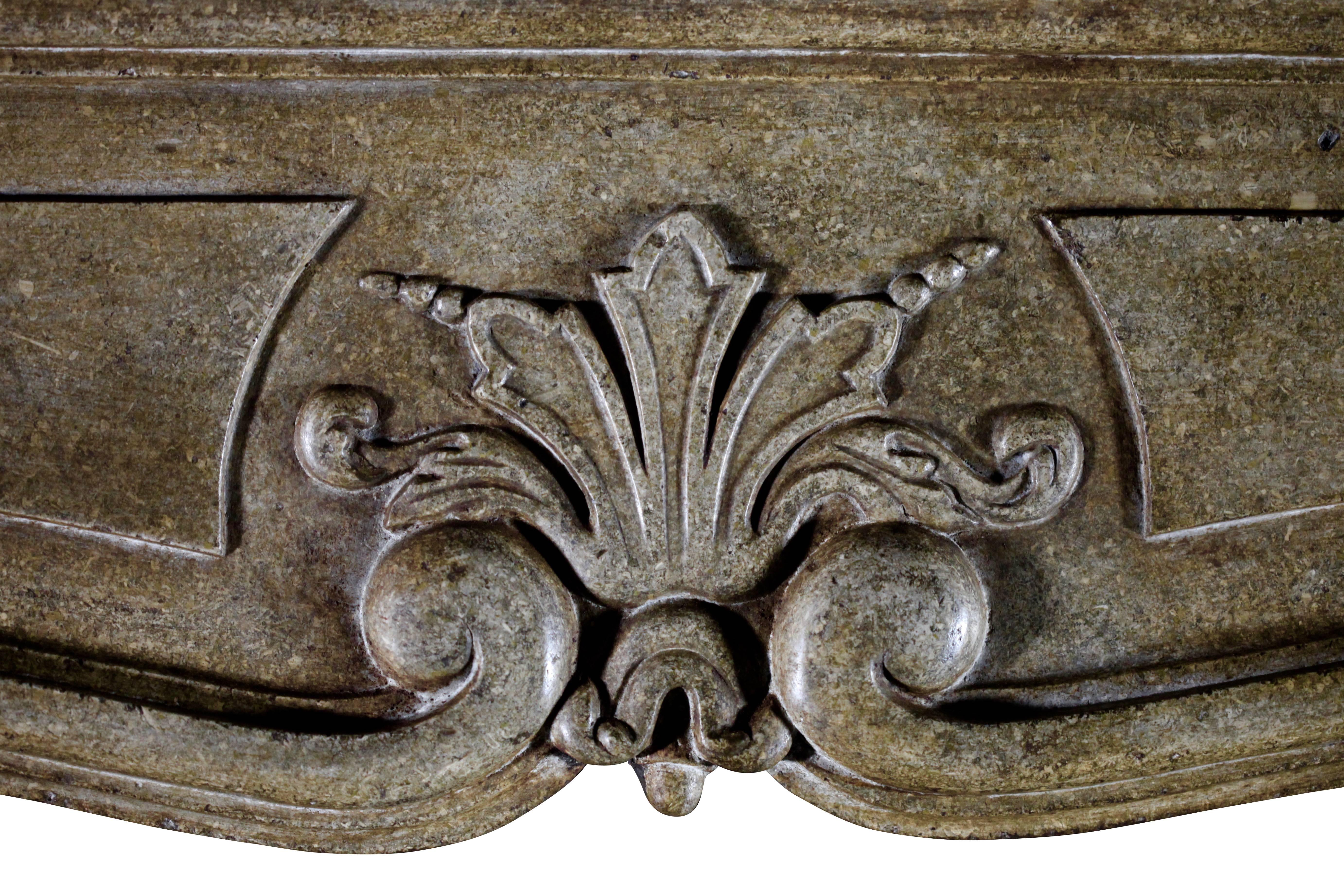Cheminée en pierre dure de qualité muséale et impressionnante de la fin de la période Louis XIV avec une patine chaude et agréable.
Mesures :
155 cm EW 61.02