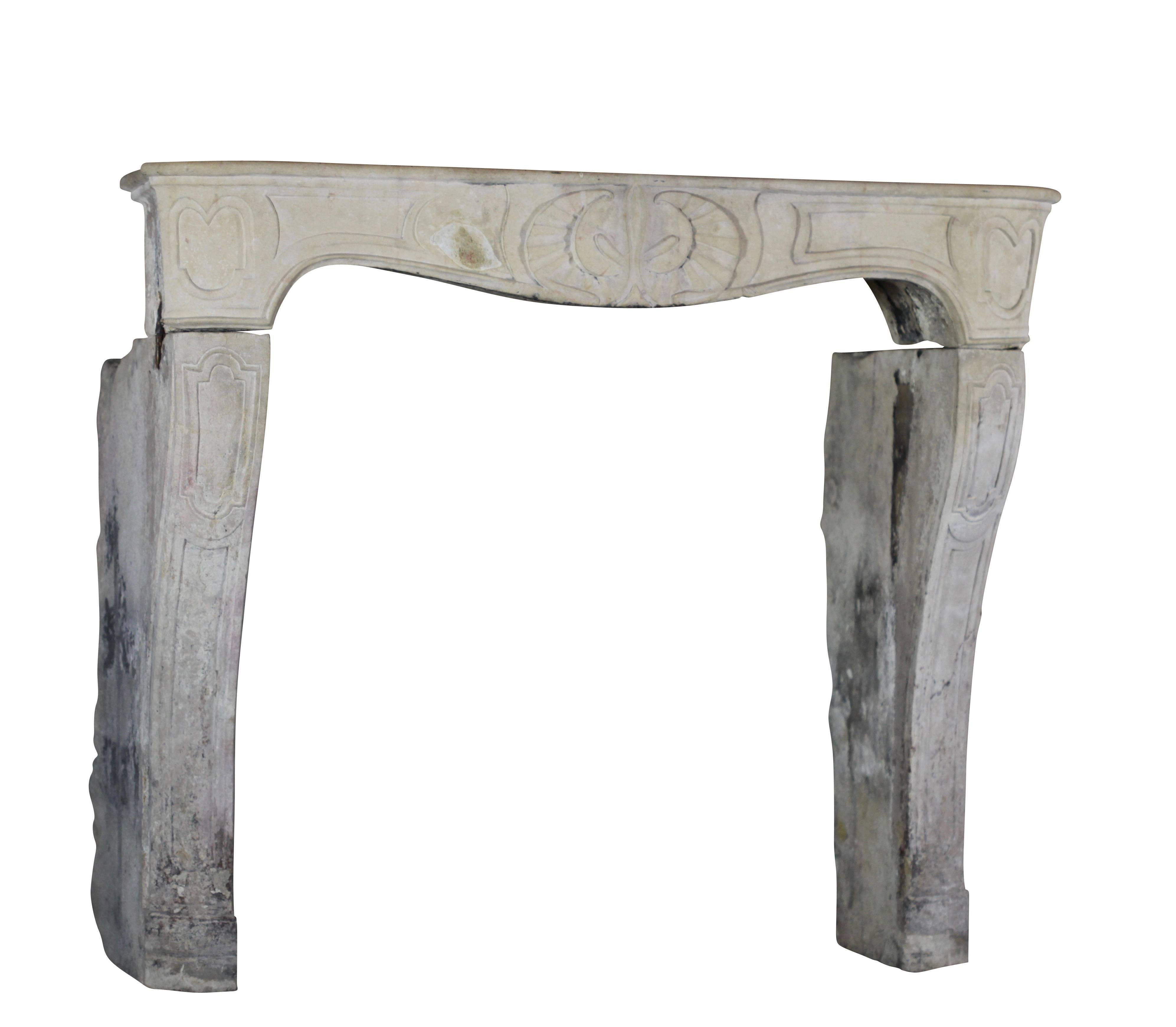 Rustic petite fireplace surround in limestone. A country look is an extra for this item,
Early Regency period. The stone has a nice patina.
Measures:
129.5 cm Exterior Width 50.98