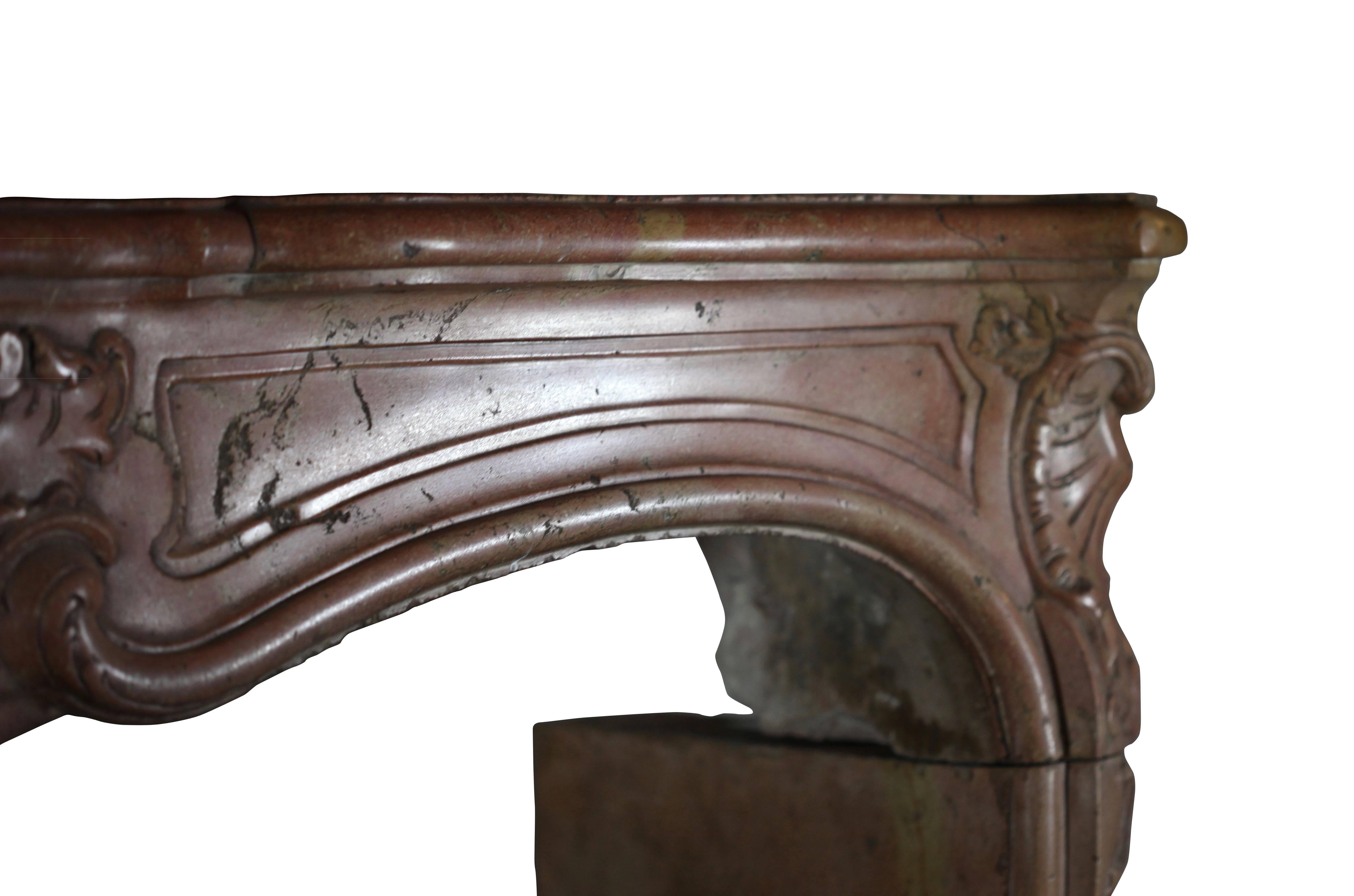 18th Century Antique Fireplace Mantel in Burgundy Bicolor Hard Stone In Excellent Condition For Sale In Beervelde, BE