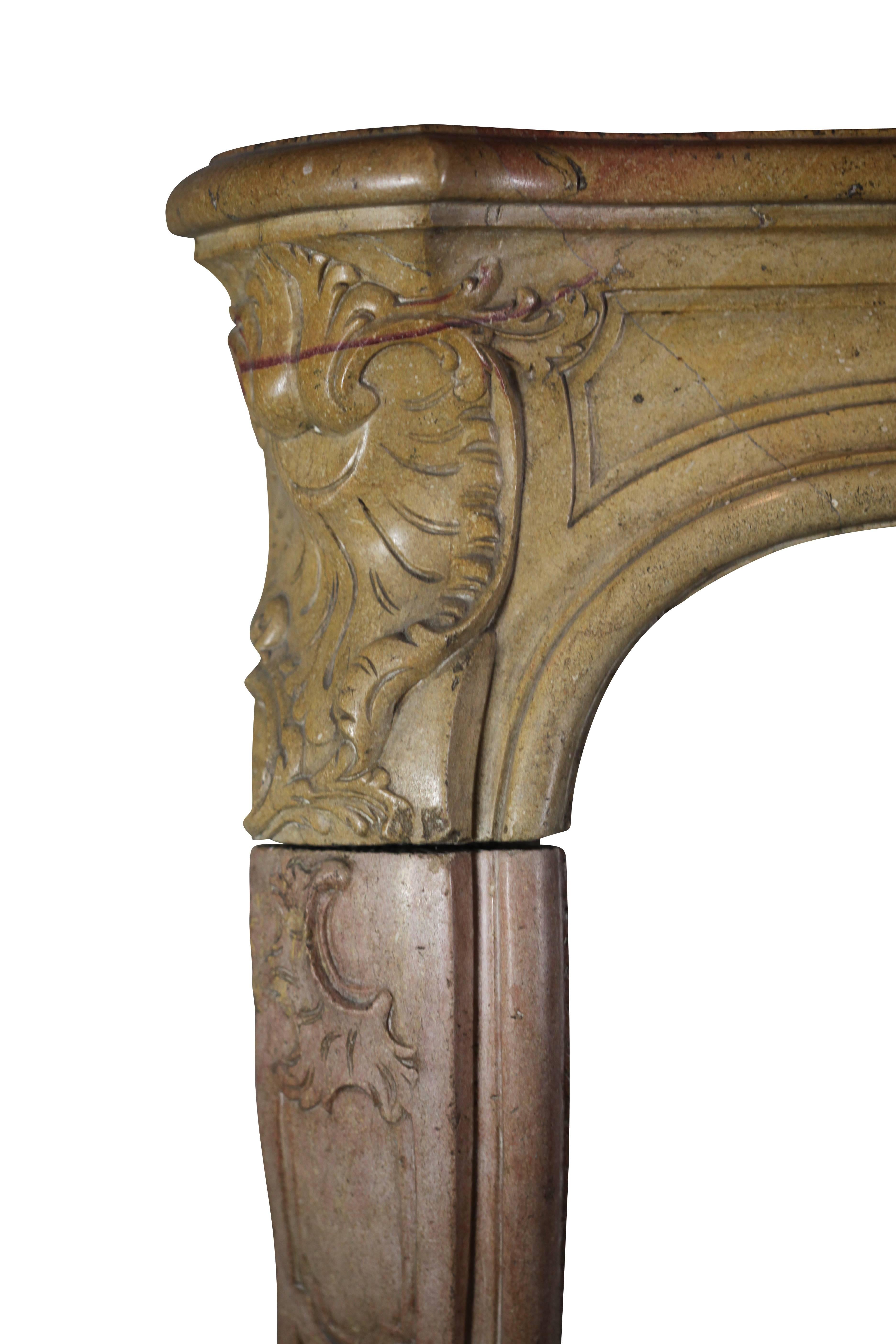 Antiker Kaminsims aus burgunderrotem, zweifarbigem Hartstein aus dem 18. Jahrhundert (Stein) im Angebot