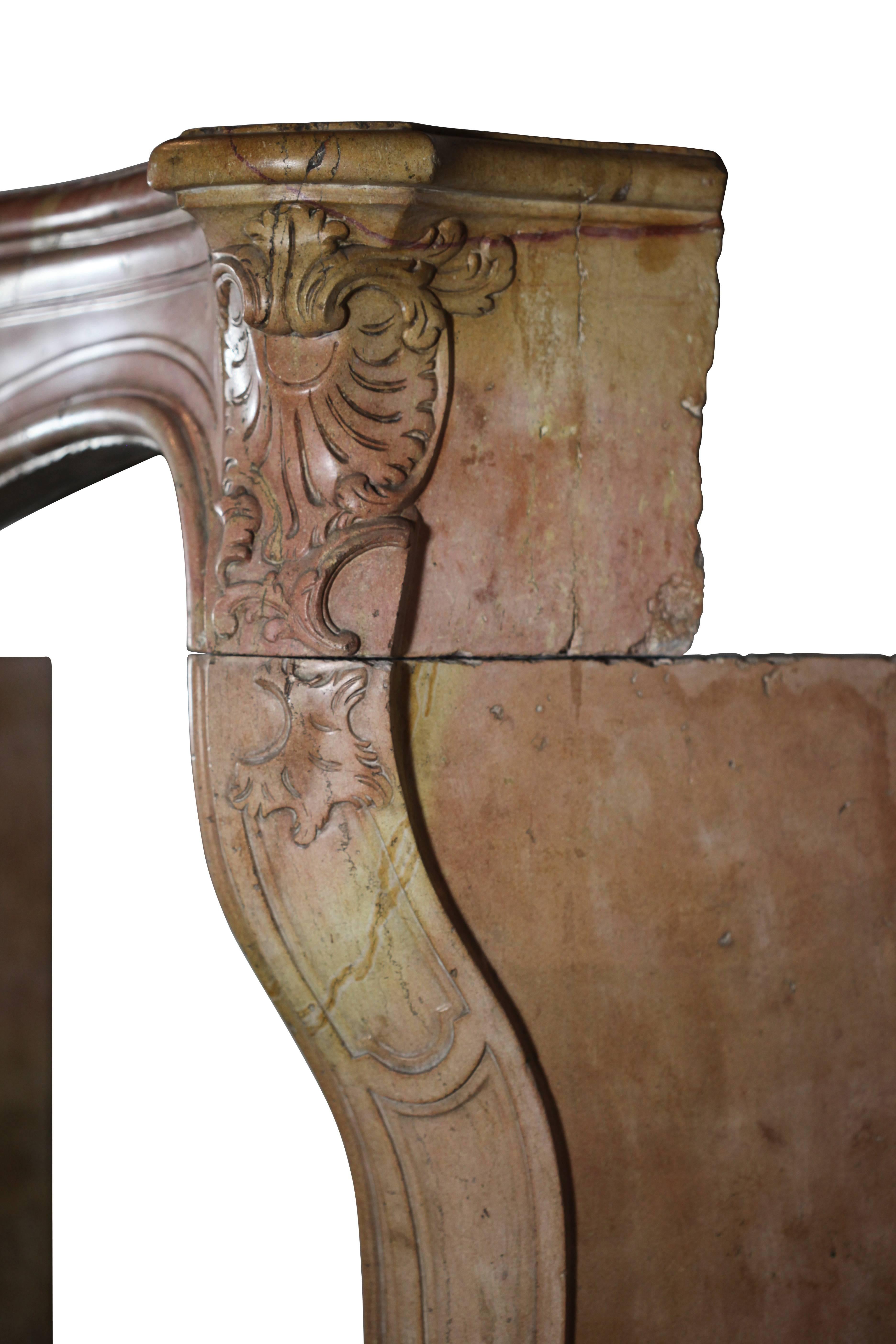 Antiker Kaminsims aus burgunderrotem, zweifarbigem Hartstein aus dem 18. Jahrhundert (18. Jahrhundert und früher) im Angebot