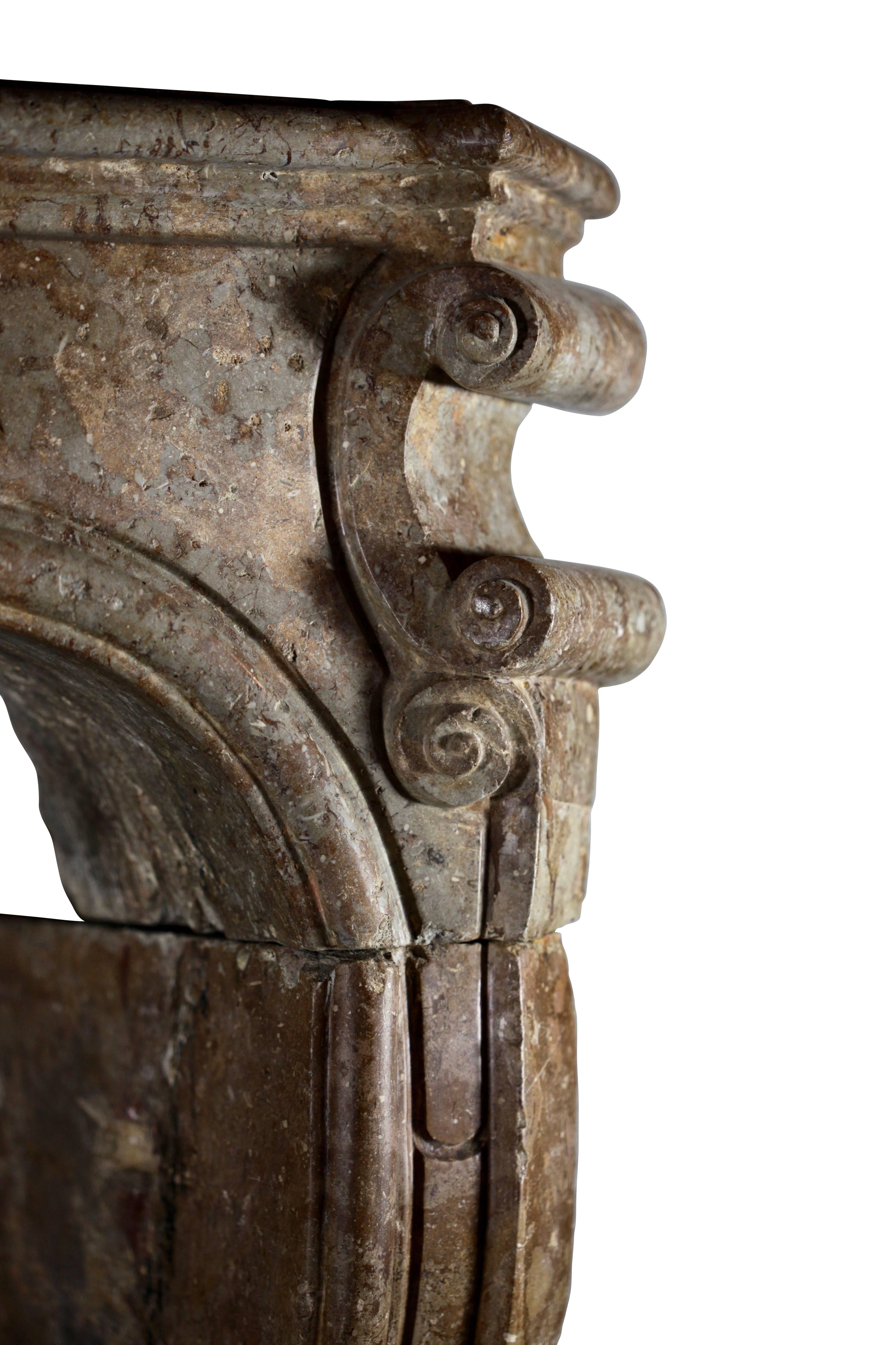 XVIIIe siècle et antérieur Cheminée ancienne en pierre dure marron du 18ème siècle en vente