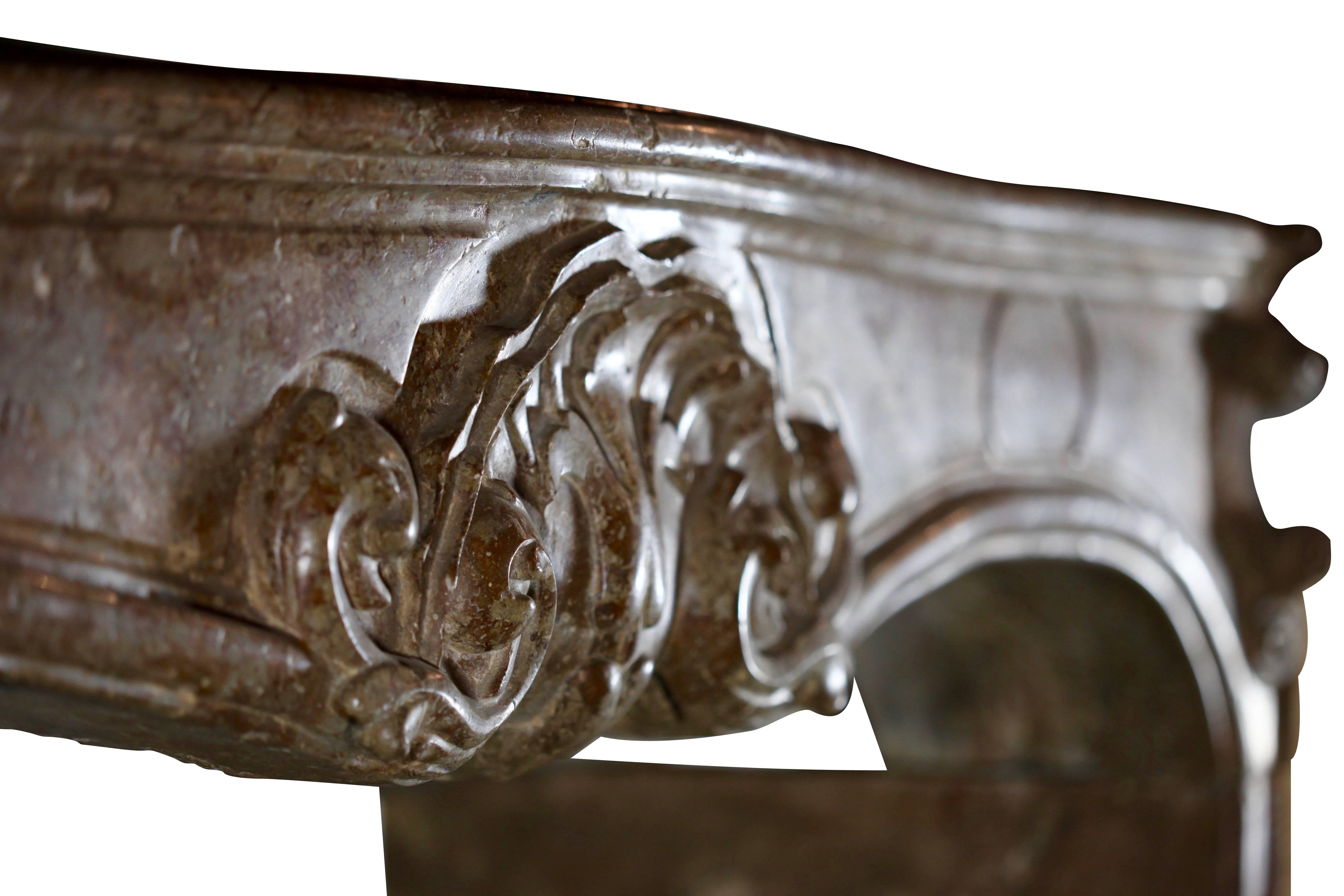 Antiker brauner Hartstein-Kaminsims aus dem 18. Jahrhundert (Italienisch) im Angebot