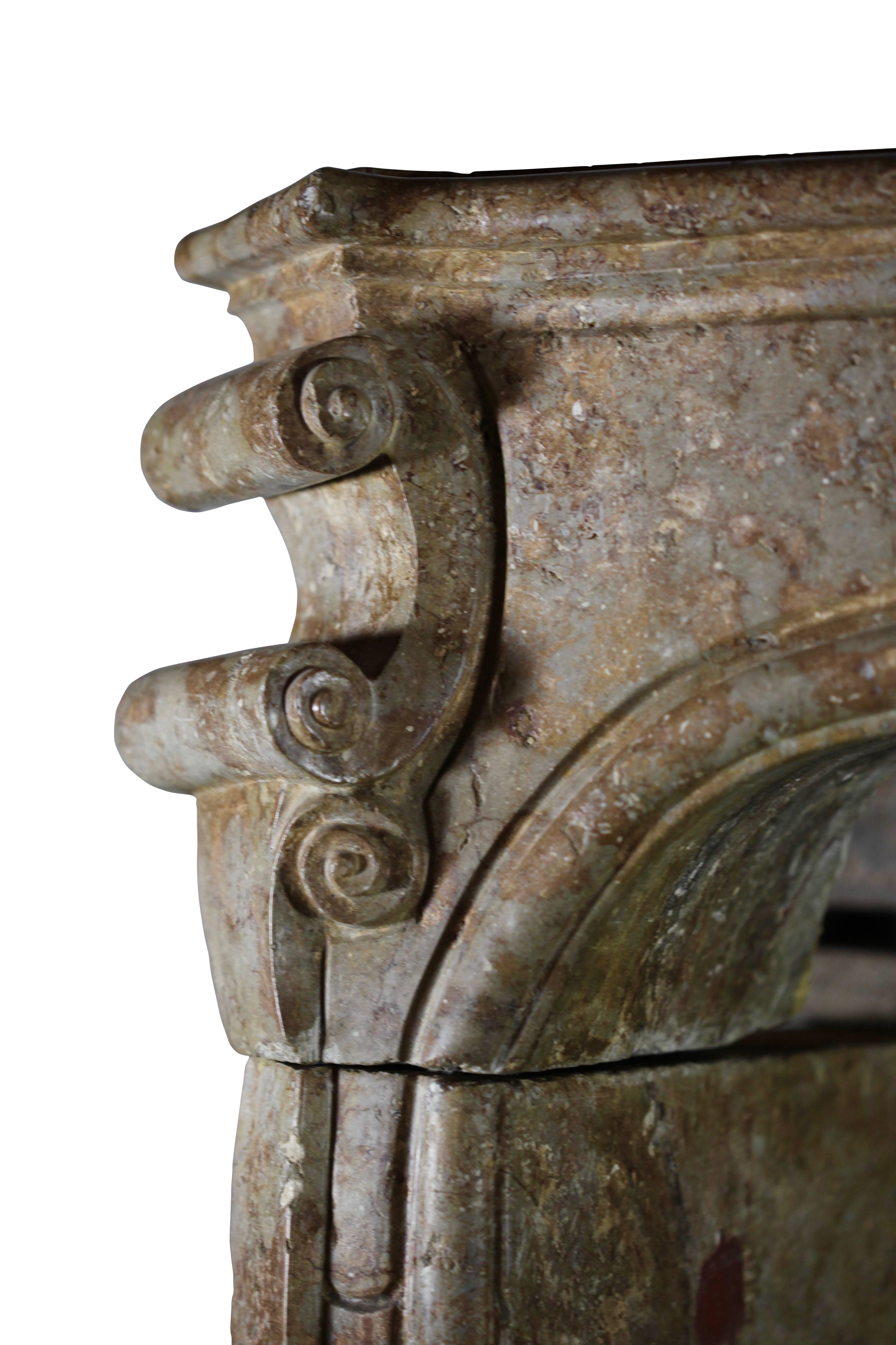 Antiker brauner Hartstein-Kaminsims aus dem 18. Jahrhundert im Zustand „Hervorragend“ im Angebot in Beervelde, BE
