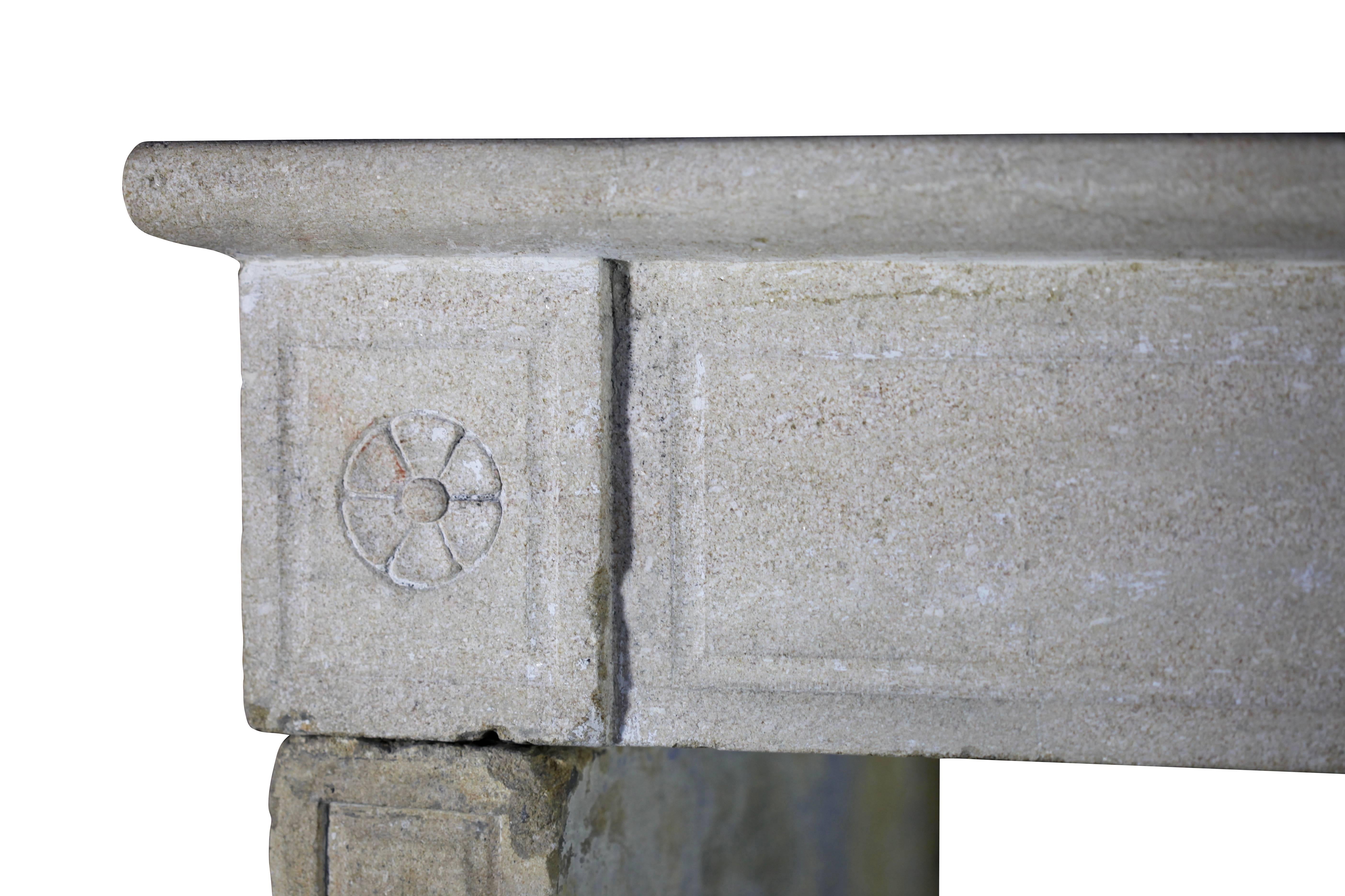 17th Century Limestone Antique Fireplace Mantel In Good Condition For Sale In Beervelde, BE