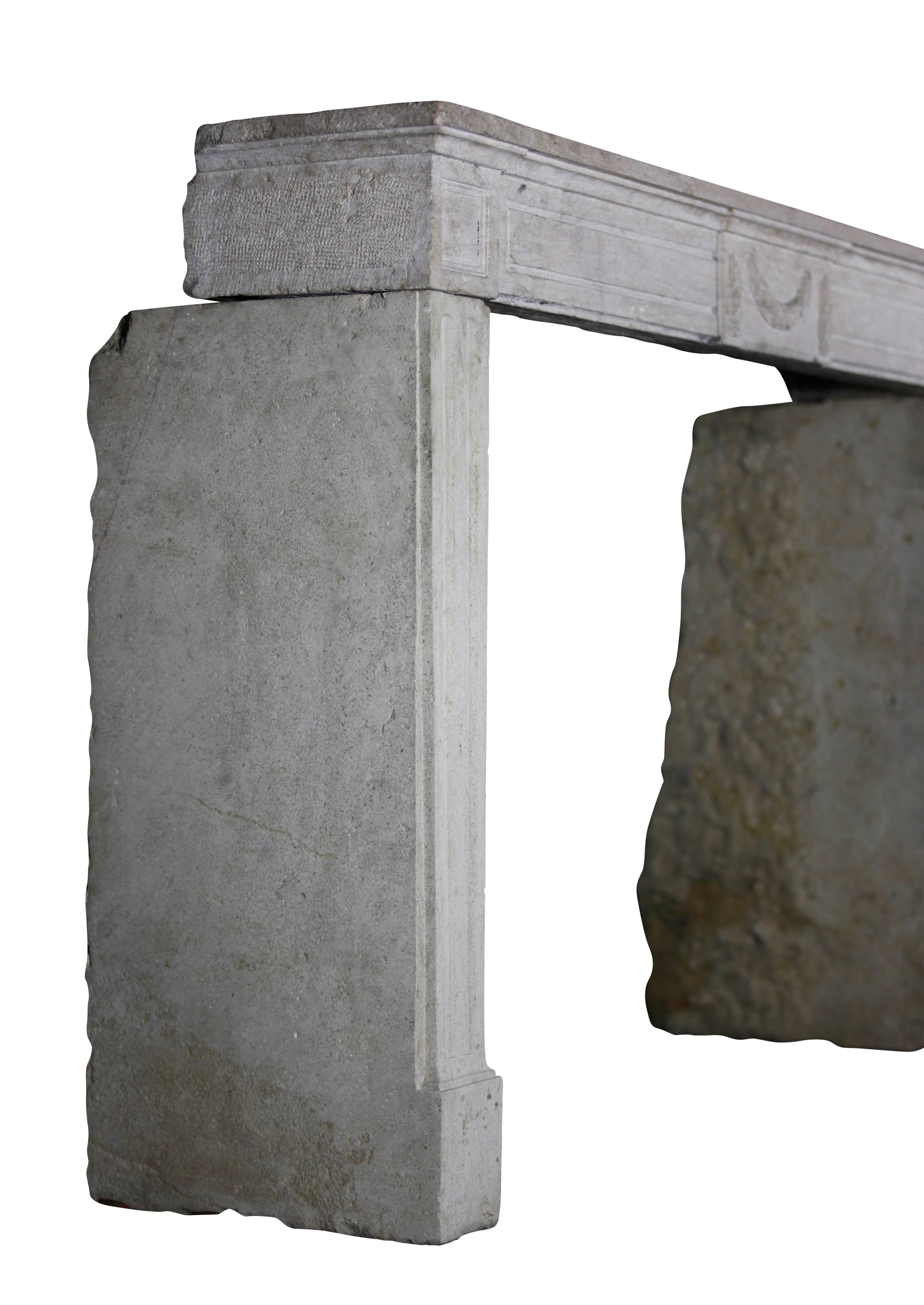 Cornice per caminetto in pietra calcarea del 18° secolo In condizioni ottime in vendita a Beervelde, BE