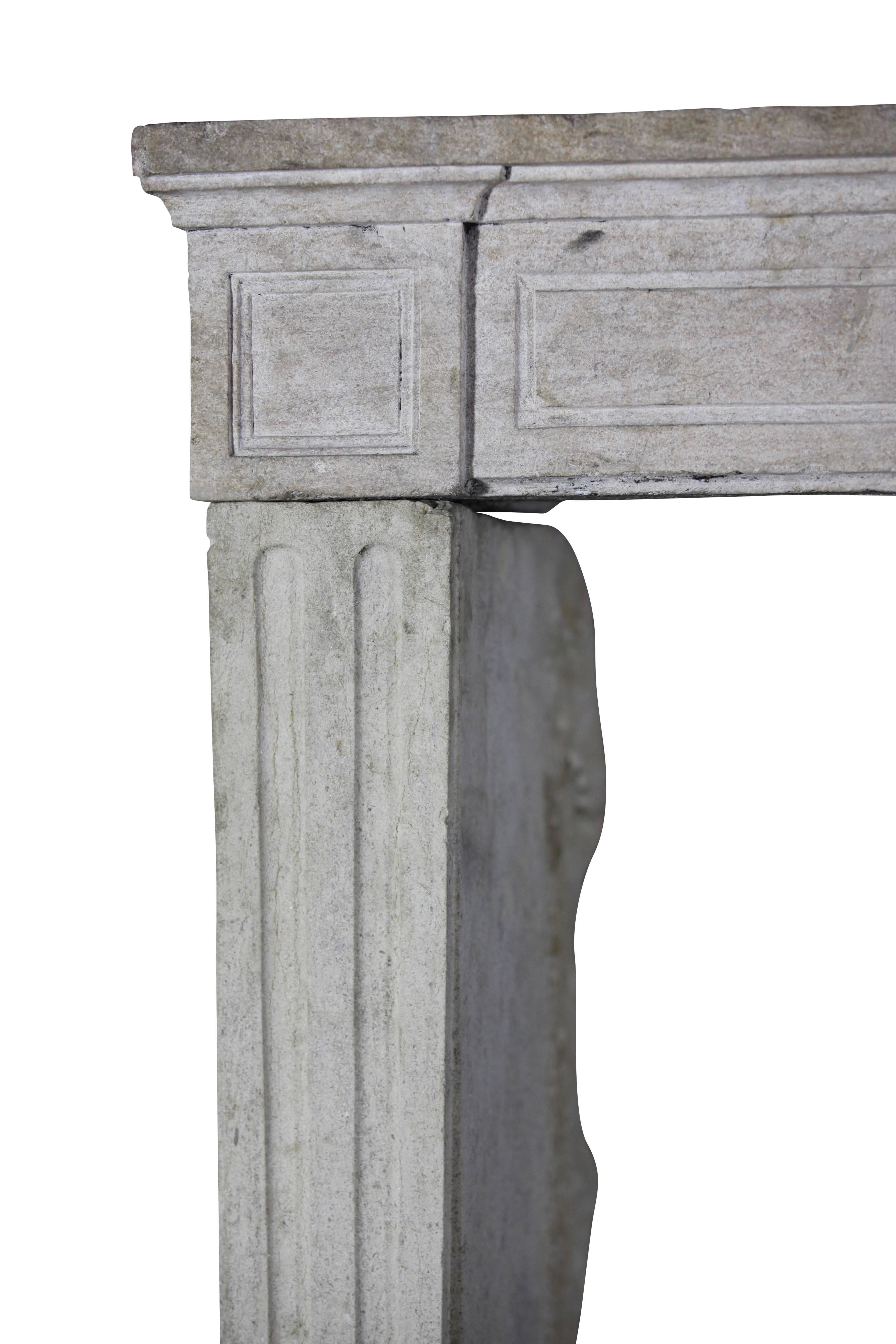 18. Jahrhundert Französisch Land Kalkstein Kamin Surround im Zustand „Hervorragend“ im Angebot in Beervelde, BE