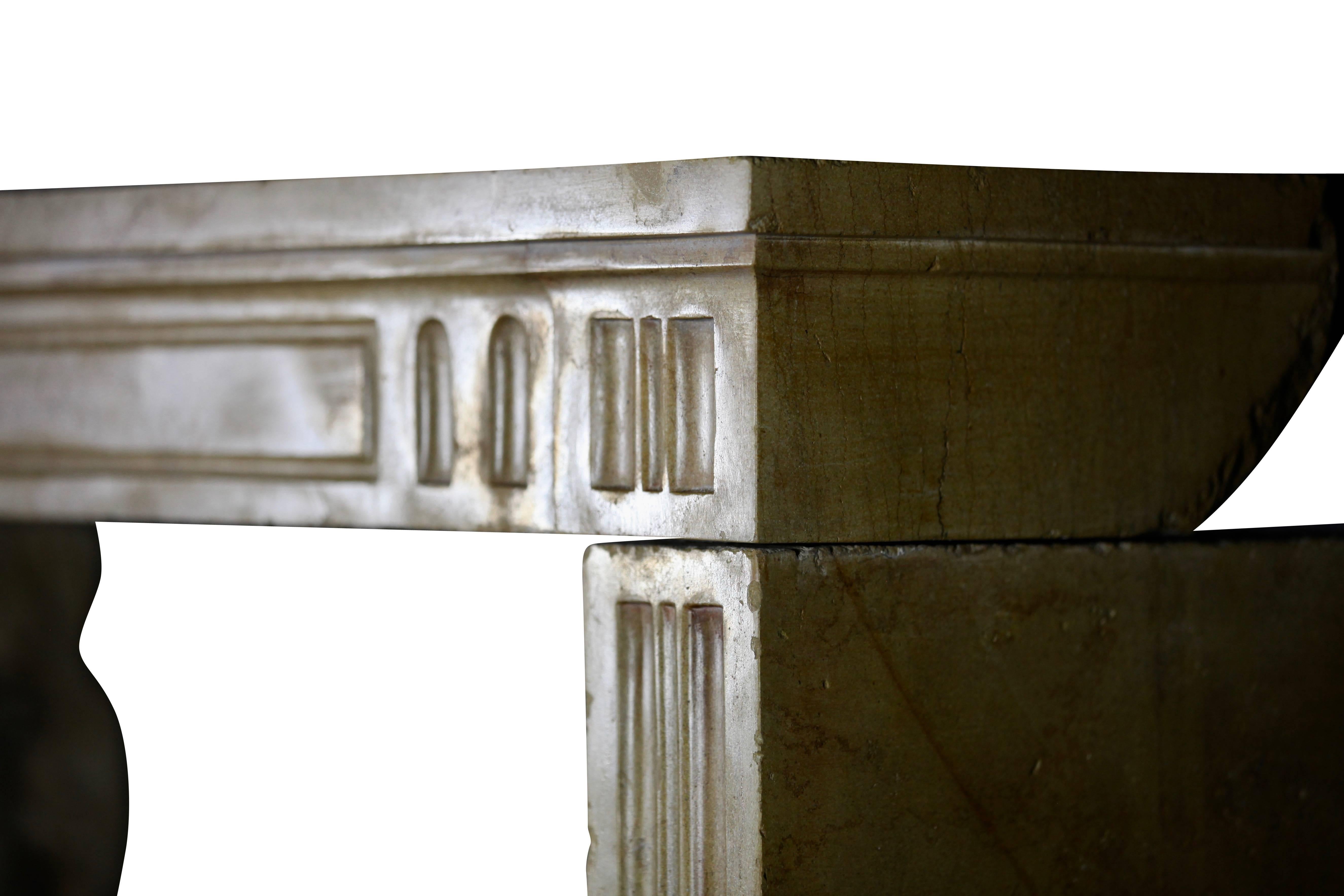 Sculpté Cheminée ancienne en pierre dure de Bourgogne du XVIIIe siècle en vente