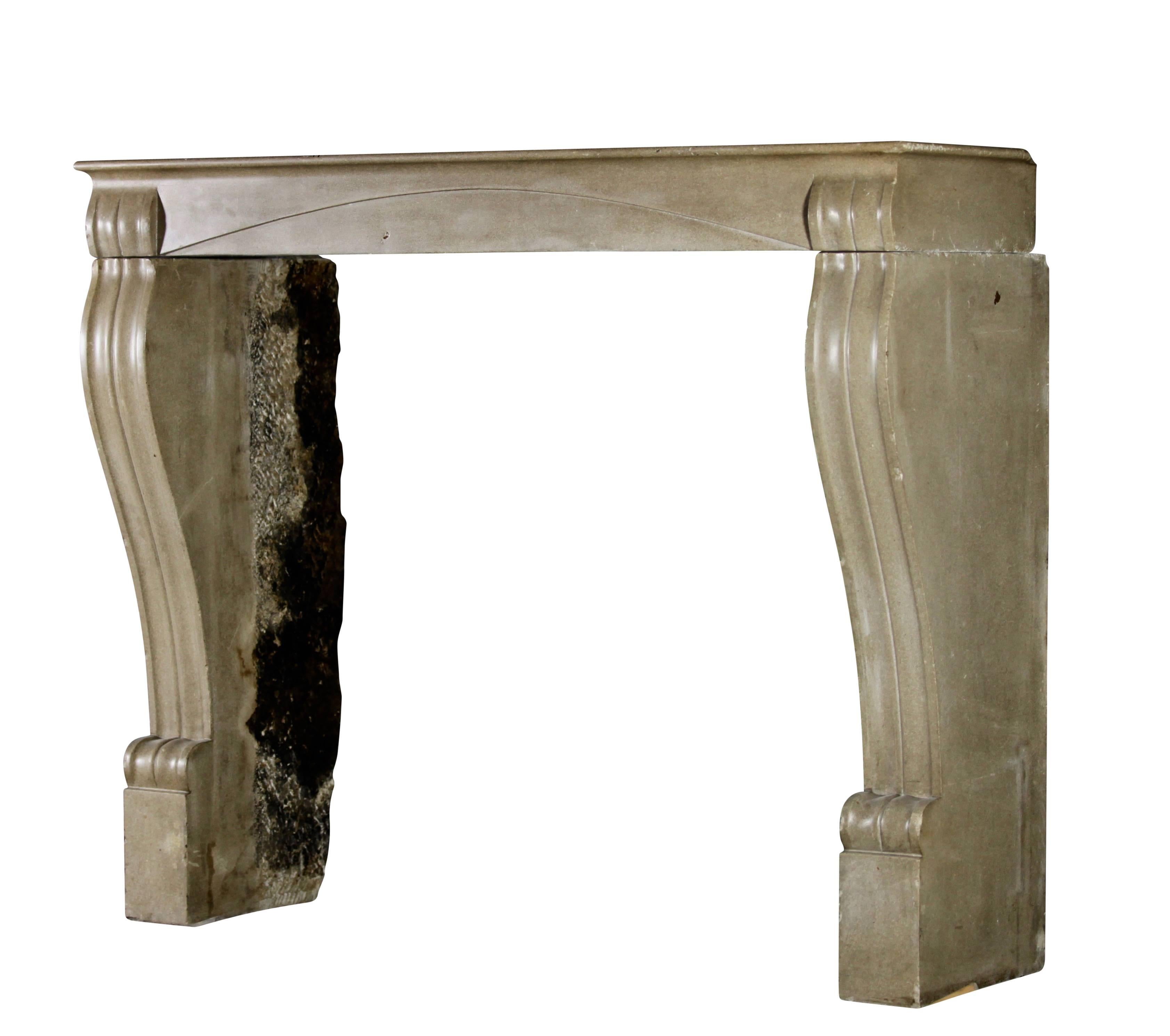 This very unusual Art Deco fireplace mantel was made of burgundy Hard stone and was installed in Belgium, Brussels.

Measures;
124,5 cm EW 49.02