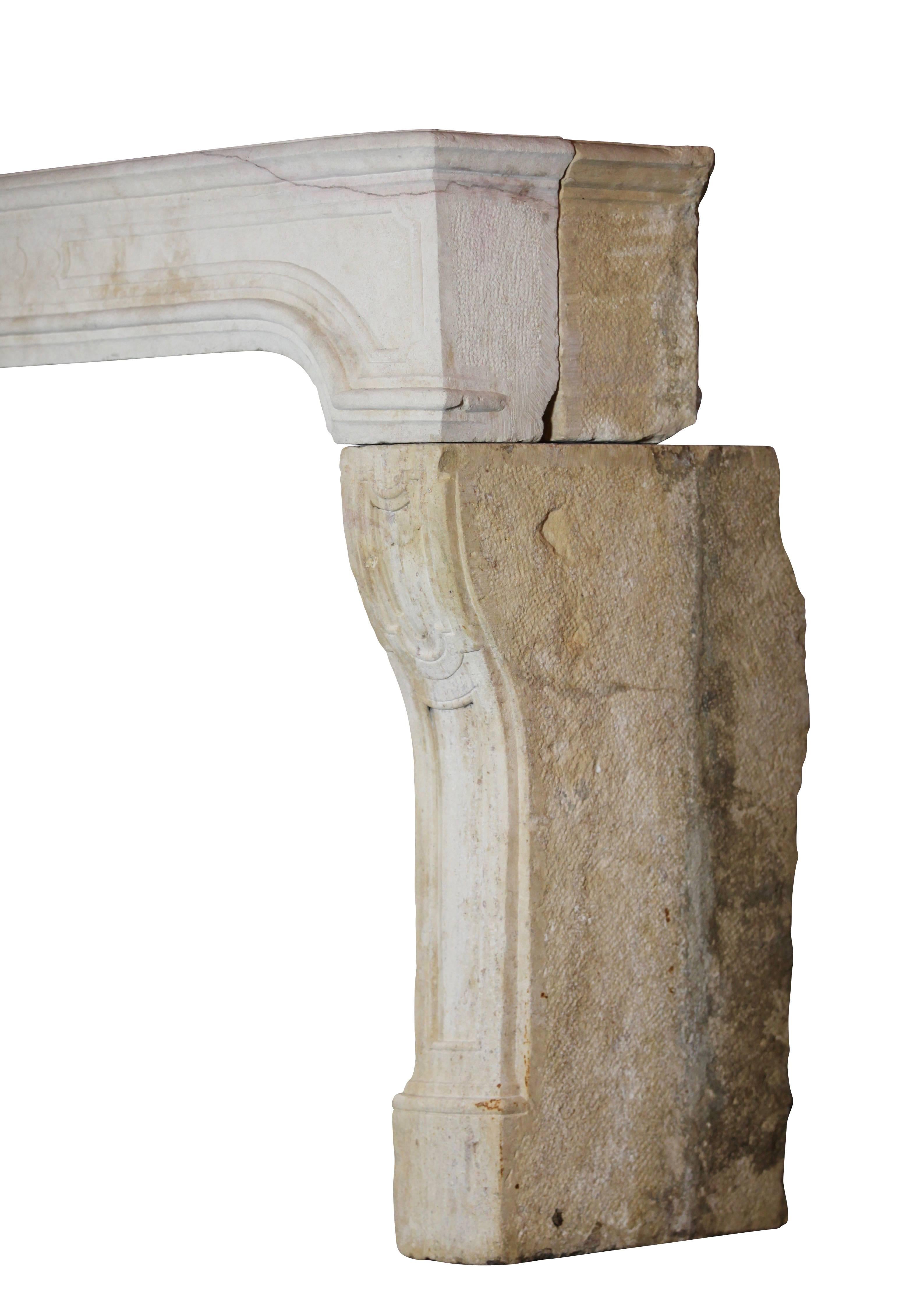 Encadrement de cheminée en pierre calcaire française d'origine du 18ème siècle en vente 1