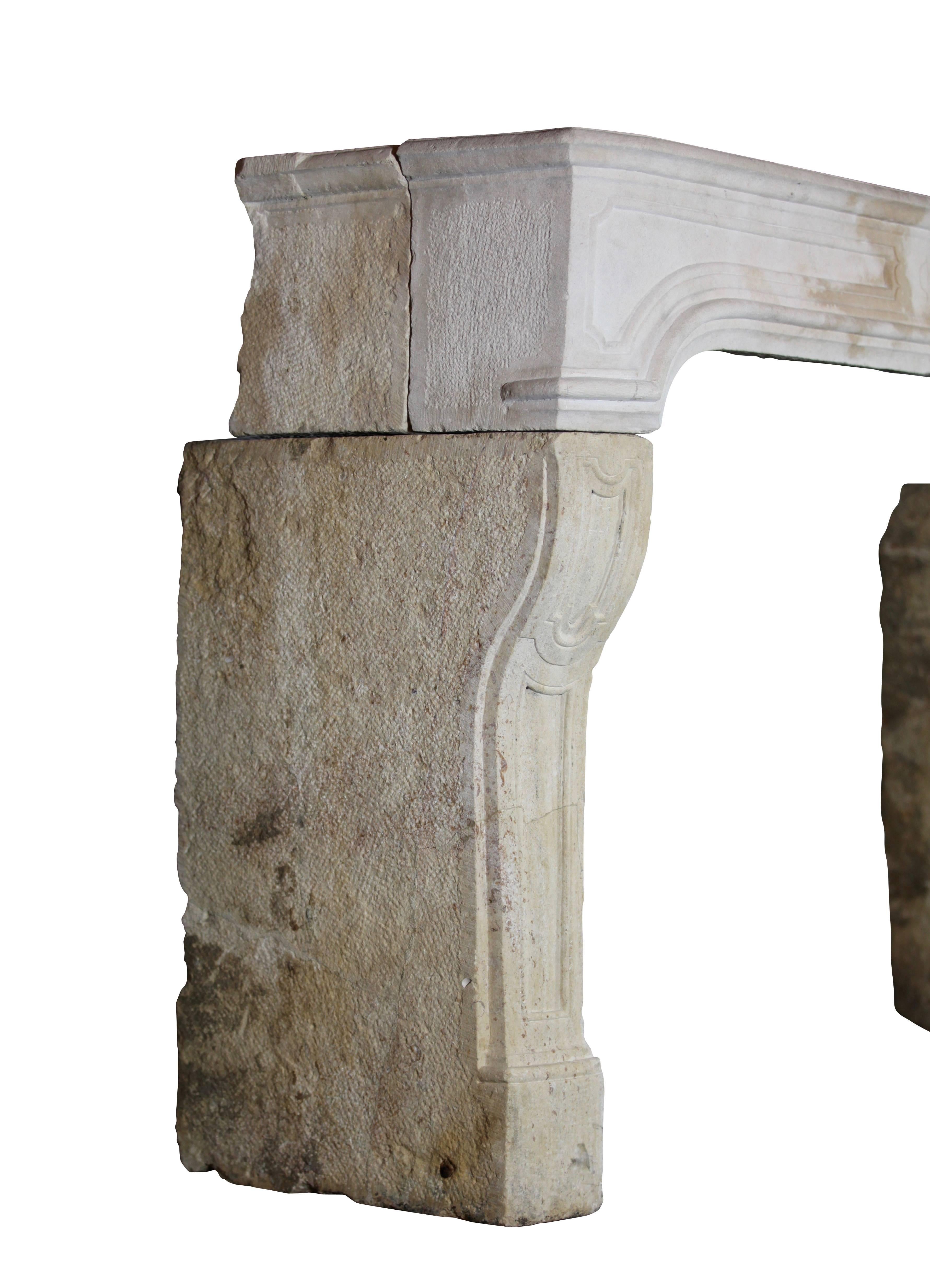 Louis XIV Encadrement de cheminée en pierre calcaire française d'origine du 18ème siècle en vente