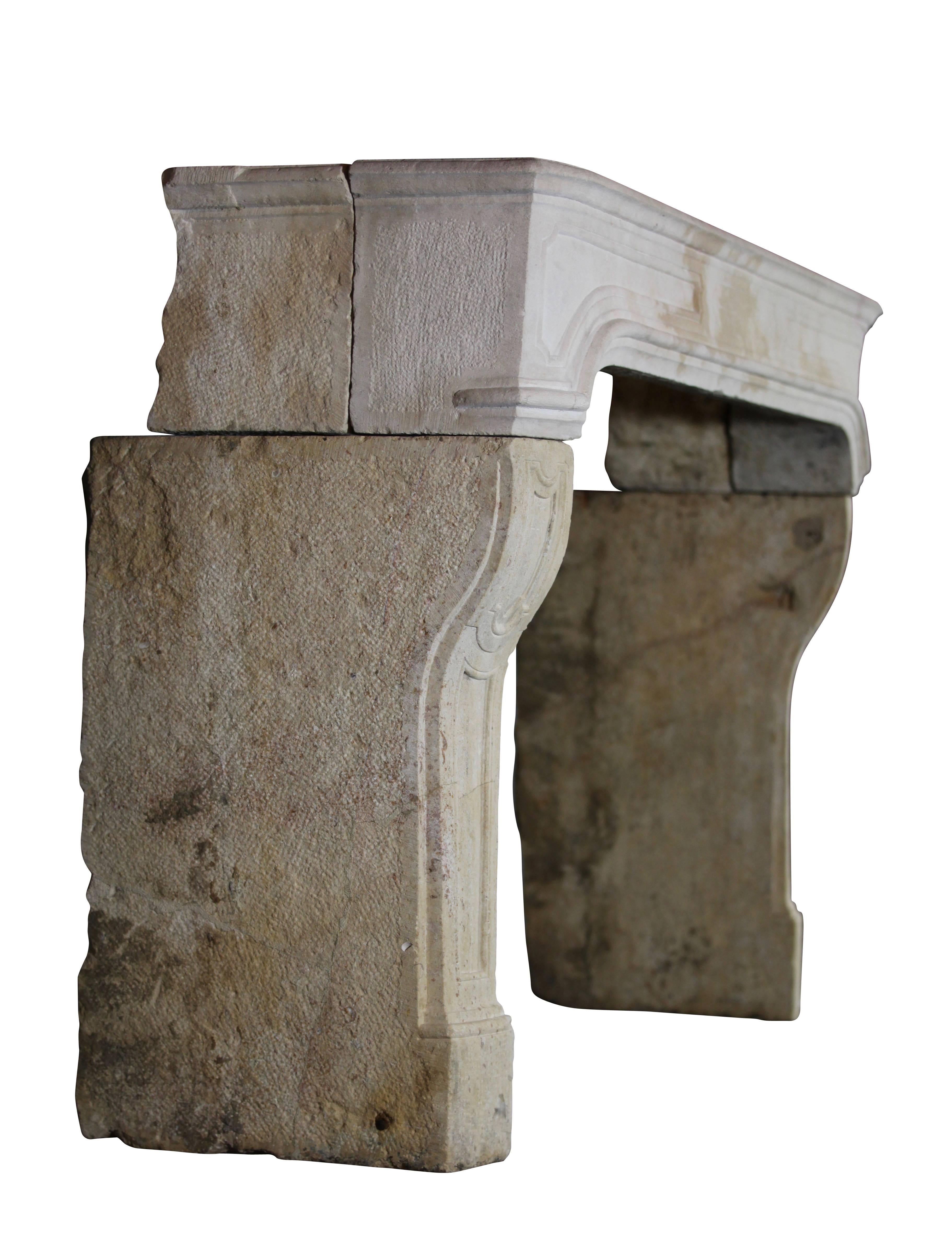 Encadrement de cheminée en pierre calcaire française d'origine du 18ème siècle État moyen - En vente à Beervelde, BE