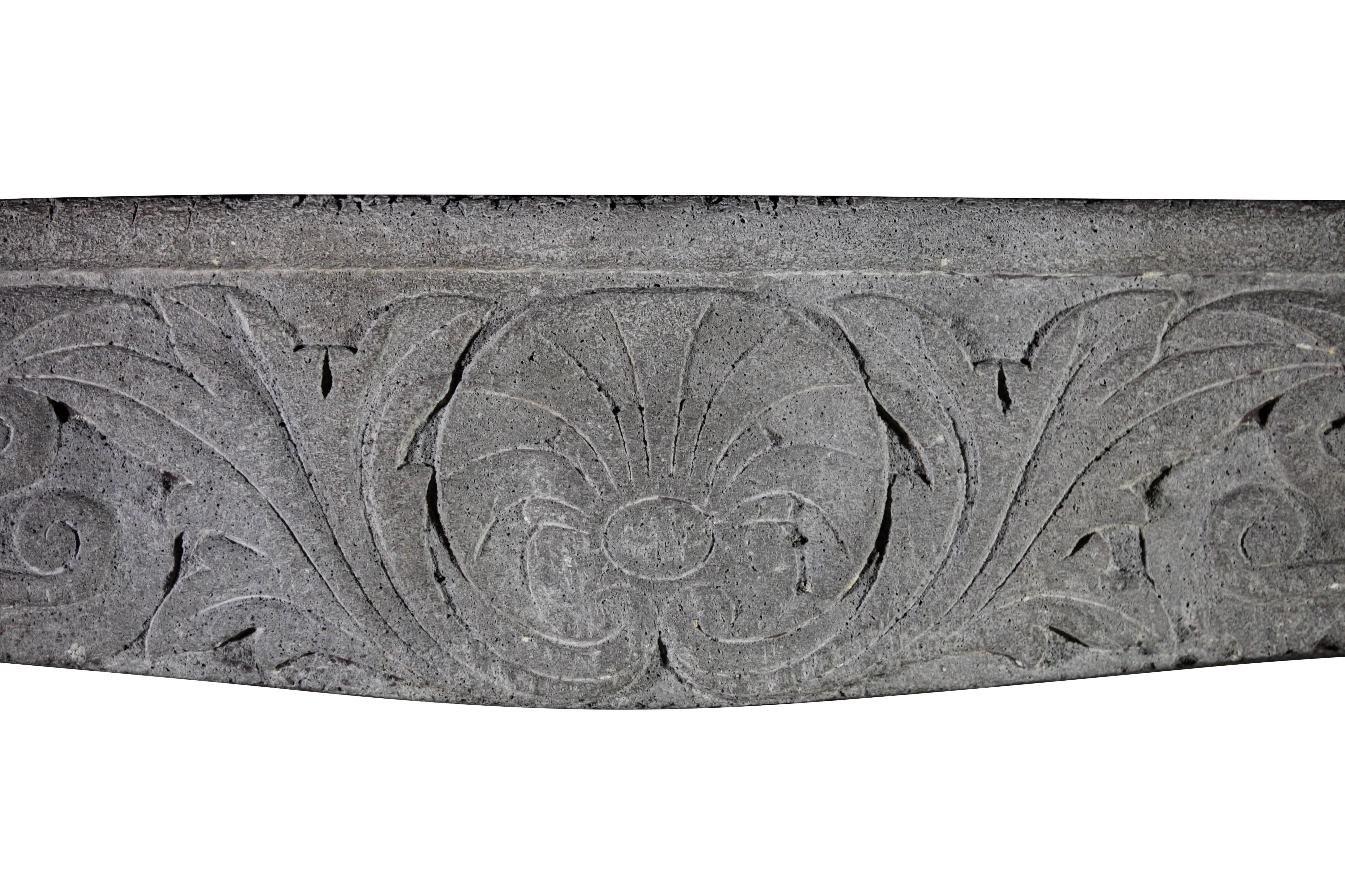 Original antiker französischer Kaminsims im Landhausstil aus dem 18. Jahrhundert (18. Jahrhundert und früher) im Angebot