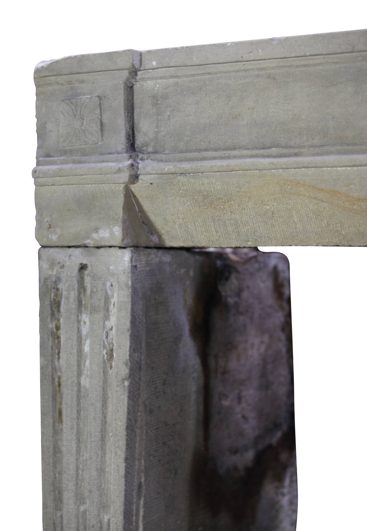 Entorno de chimenea campestre francés de piedra Petite Grez del siglo XVIII Piedra en venta