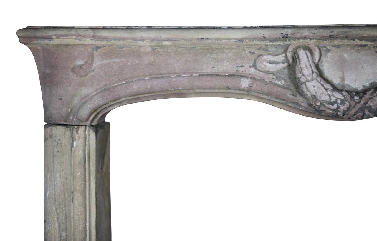 Dies ist ein Stück in Museumsqualität! Diese erstaunliche Kamineinfassung aus Grez-Stein aus der Louis XVI-Zeit mit abgerundeten Ecken weist eine ungewöhnliche Patina auf. Dieser Kaminsims stammt aus dem 18. Jahrhundert. Sie eignet sich hervorragend
