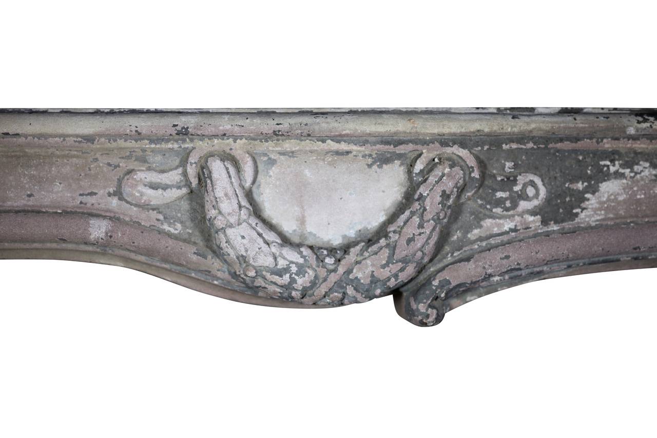 Französischer Country-Vintage-Kamin aus Grezstein mit Patina aus dem 18. Jahrhundert (Louis XVI.) im Angebot