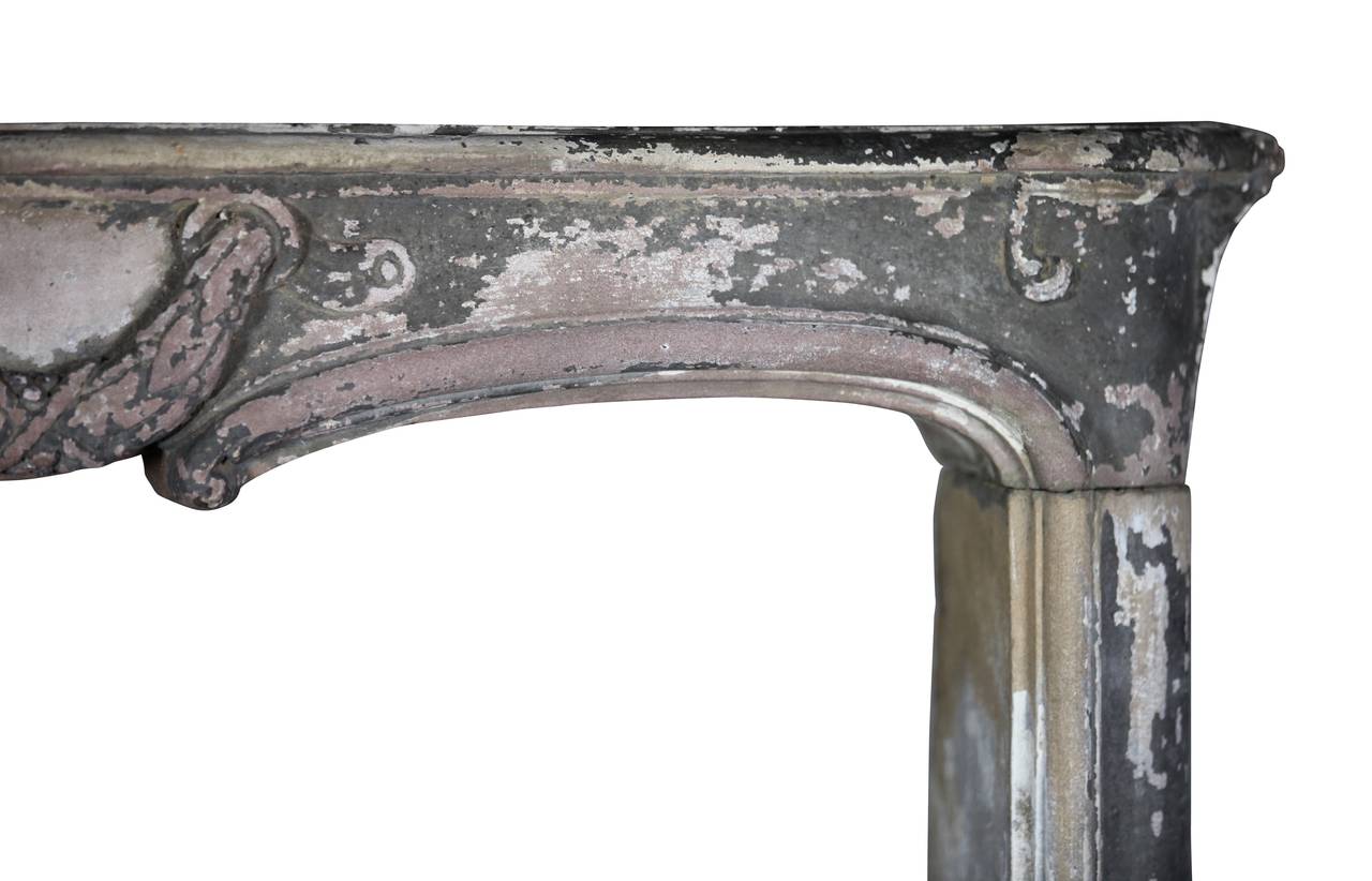 Französischer Country-Vintage-Kamin aus Grezstein mit Patina aus dem 18. Jahrhundert (Geschnitzt) im Angebot