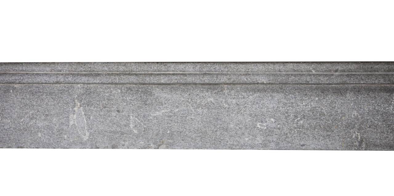 Louis-Philippe Cheminée ancienne du 19ème siècle en pierre dure de Bourgogne de la période Louis Philippe en vente