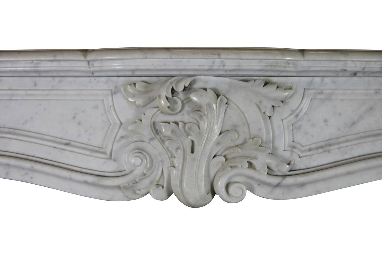 Dieser elegante:: original antike Kaminsims aus weißem Carrara-Marmor aus dem 19. Jahrhundert ist im Regency-Stil gefertigt. Die Front ist solide und der Mantel hat schöne Proportionen. Sie wurde in einer großen Pariser Wohnung installiert.