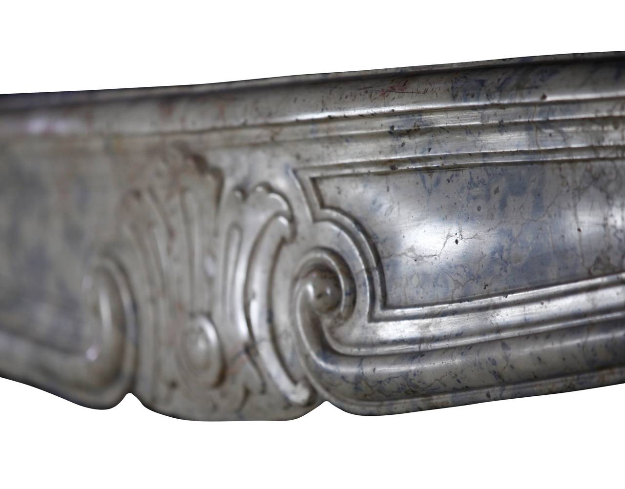 Mantel de chimenea antiguo de piedra dura de mármol vintage europeo del siglo XVIII en Excelente estado para la venta en Beervelde, BE
