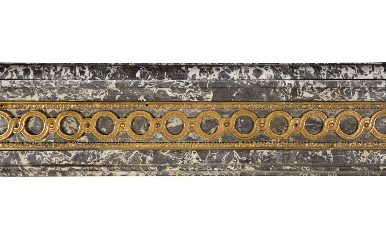 Grand Vintage feiner europäischer antiker Kaminsims aus grauem Marmor (Louis XVI.) im Angebot