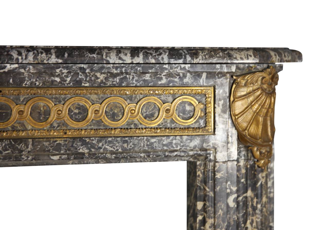 Grand Vintage feiner europäischer antiker Kaminsims aus grauem Marmor (Französisch) im Angebot
