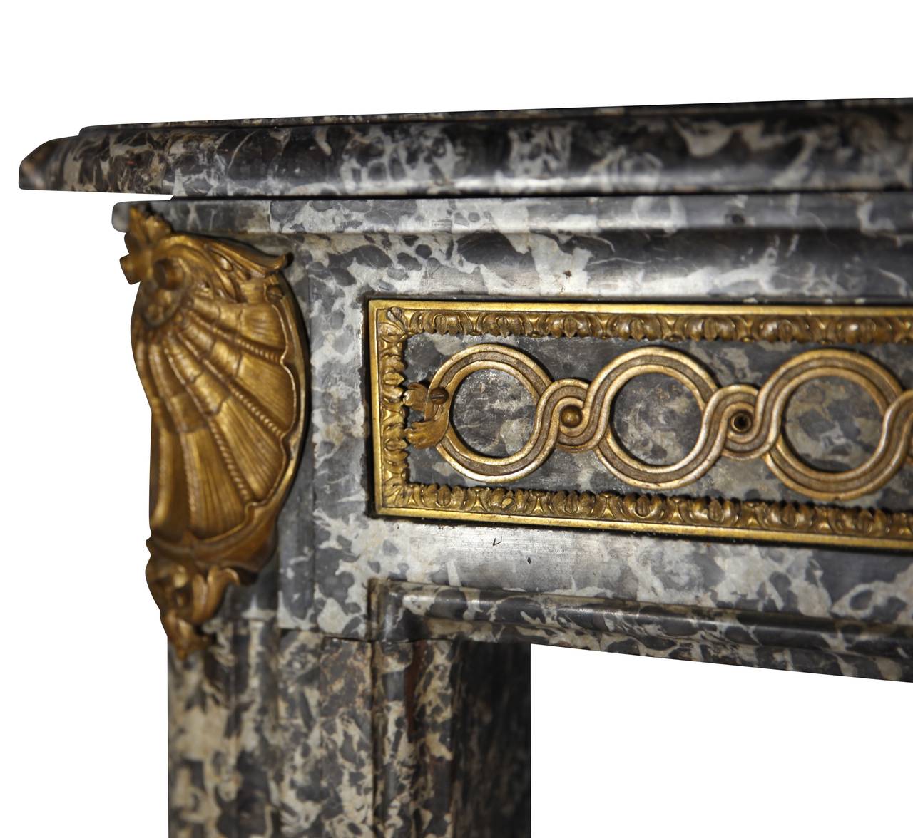 Grand Vintage feiner europäischer antiker Kaminsims aus grauem Marmor (Geschnitzt) im Angebot