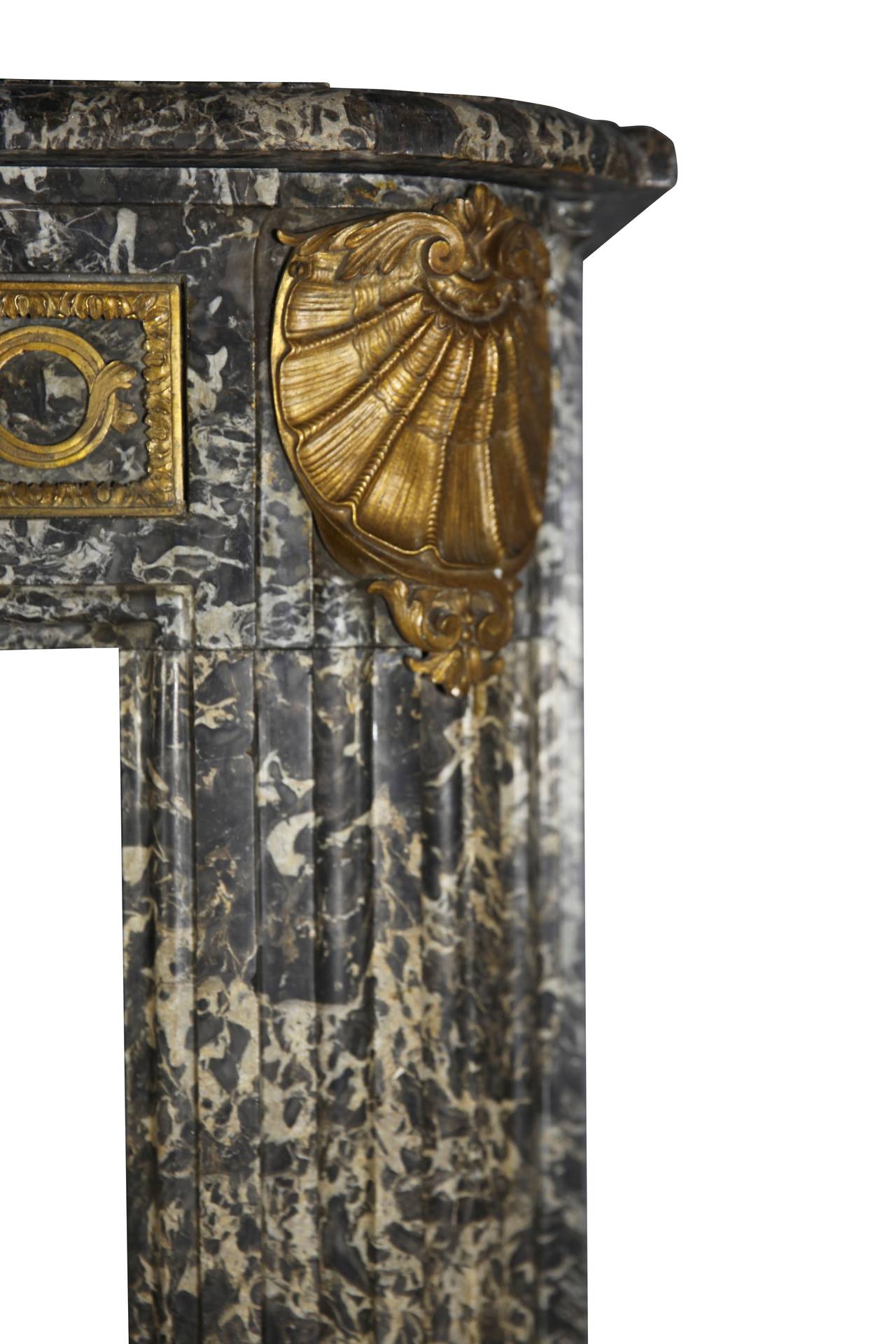 Grand Vintage feiner europäischer antiker Kaminsims aus grauem Marmor im Angebot 2