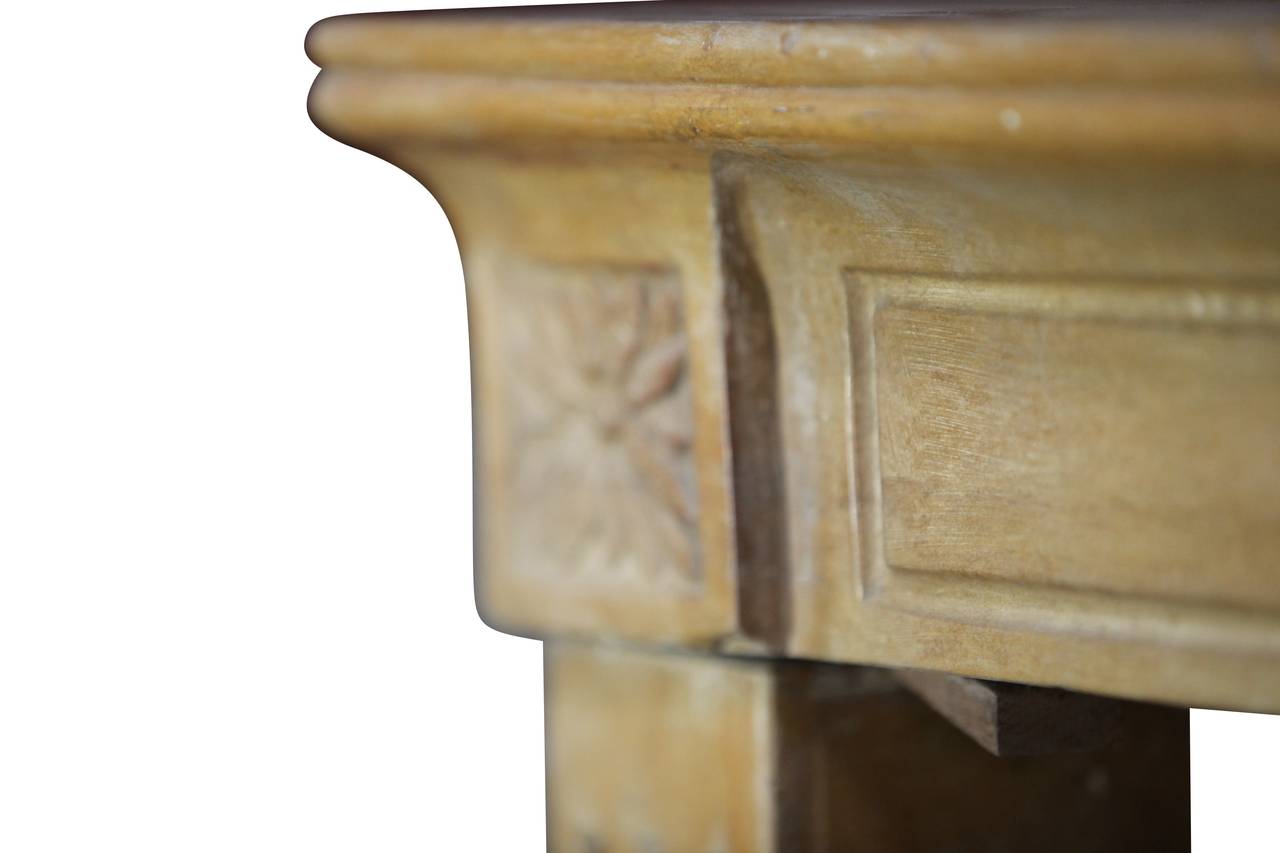 Français Cheminée ancienne française du 19ème siècle en pierre de couleur miel du 19ème siècle en vente