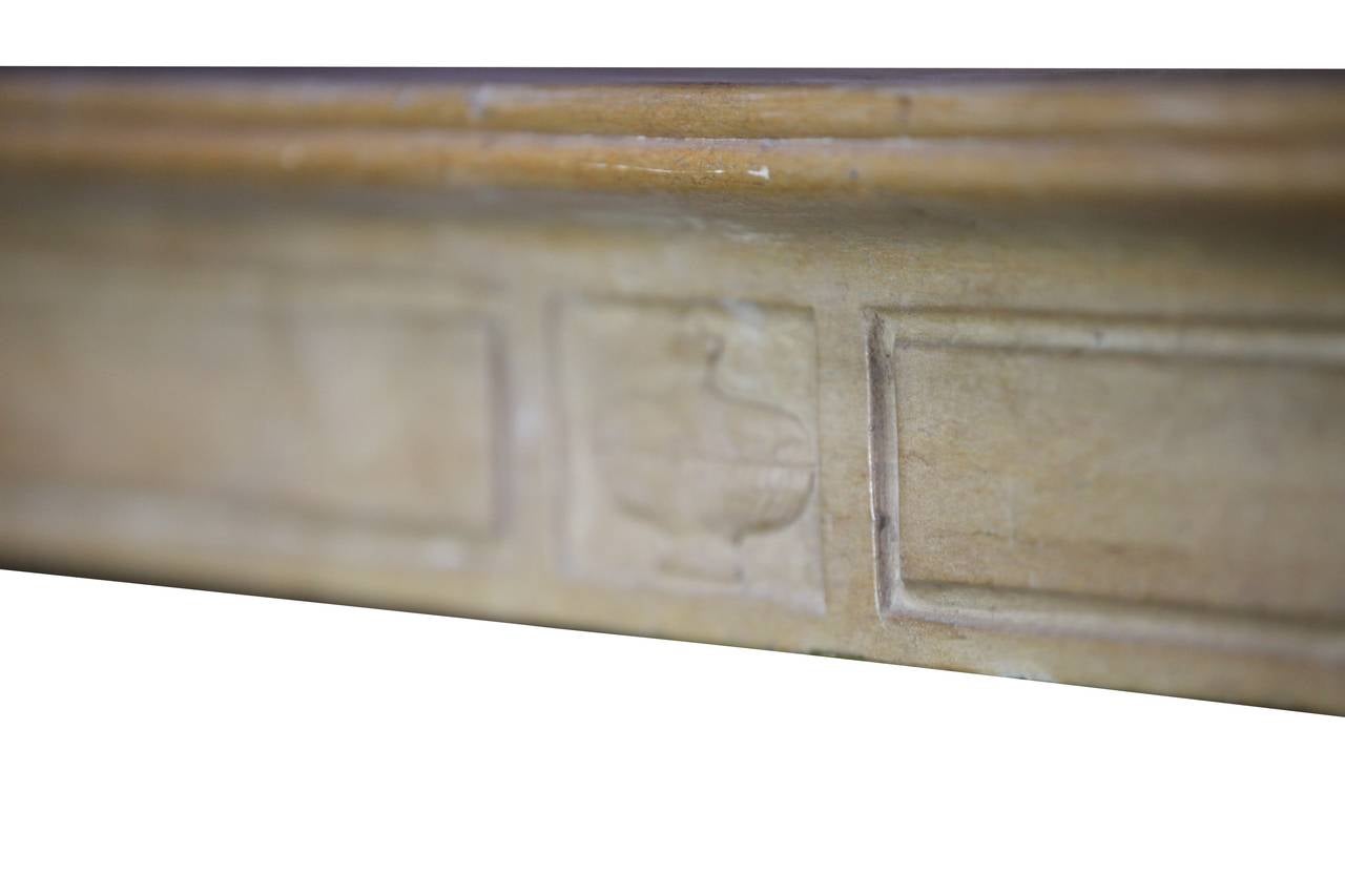 Antiker französischer Kaminsims aus feinem Honigfarbenstein aus dem 19. Jahrhundert im Zustand „Hervorragend“ im Angebot in Beervelde, BE