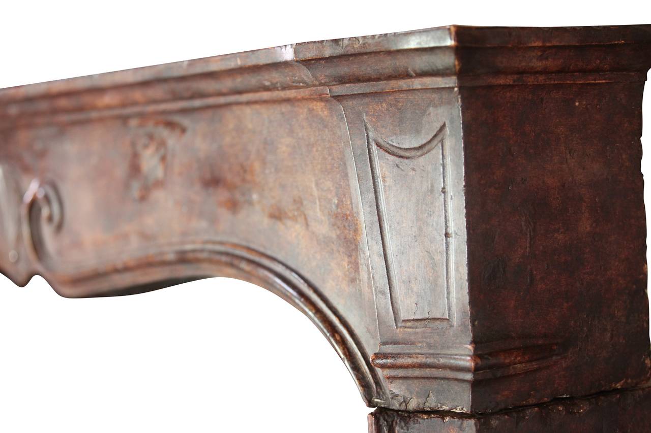Elegante manto antiguo de chimenea de piedra caliza francesa del siglo XVIII Francés en venta
