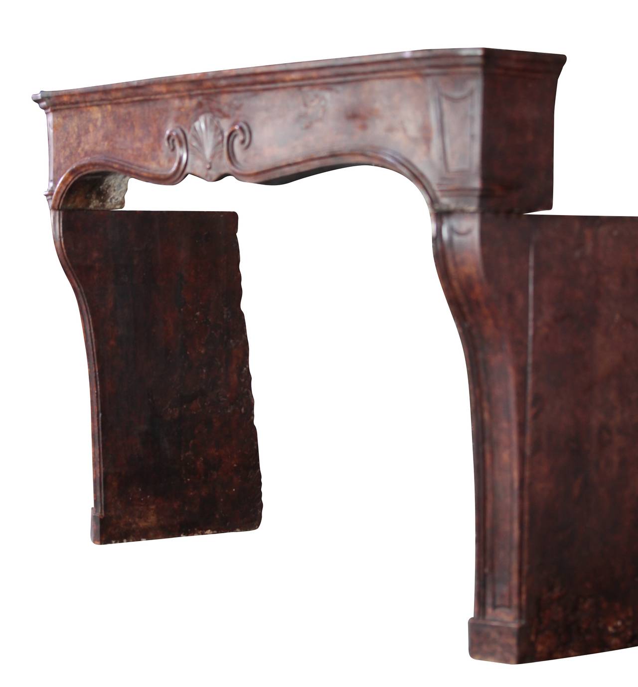 Elegante manto antiguo de chimenea de piedra caliza francesa del siglo XVIII Tallado en venta