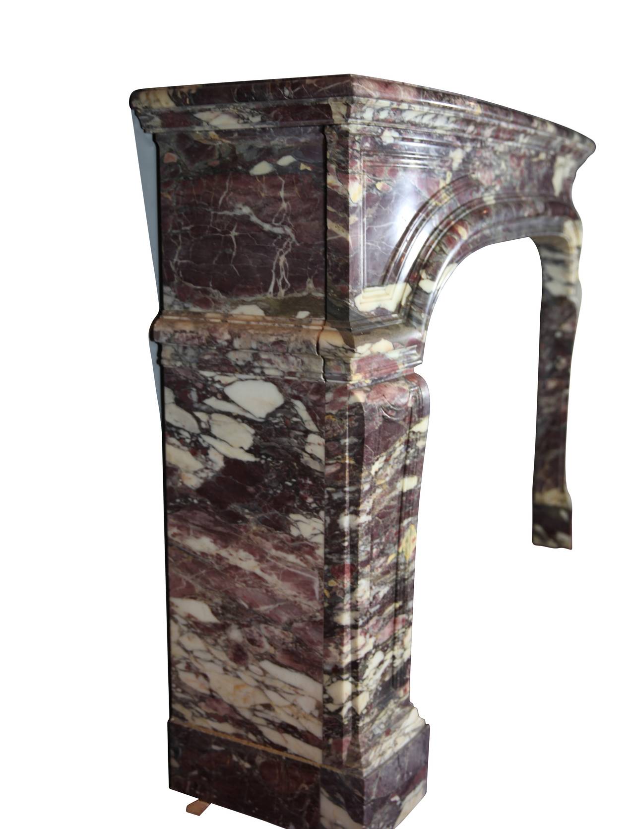 Français Encadrement de cheminée ancien en marbre royal Brêche violet français Chique en vente