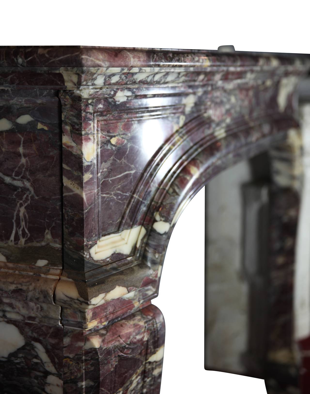 XVIIIe siècle Encadrement de cheminée ancien en marbre royal Brêche violet français Chique en vente
