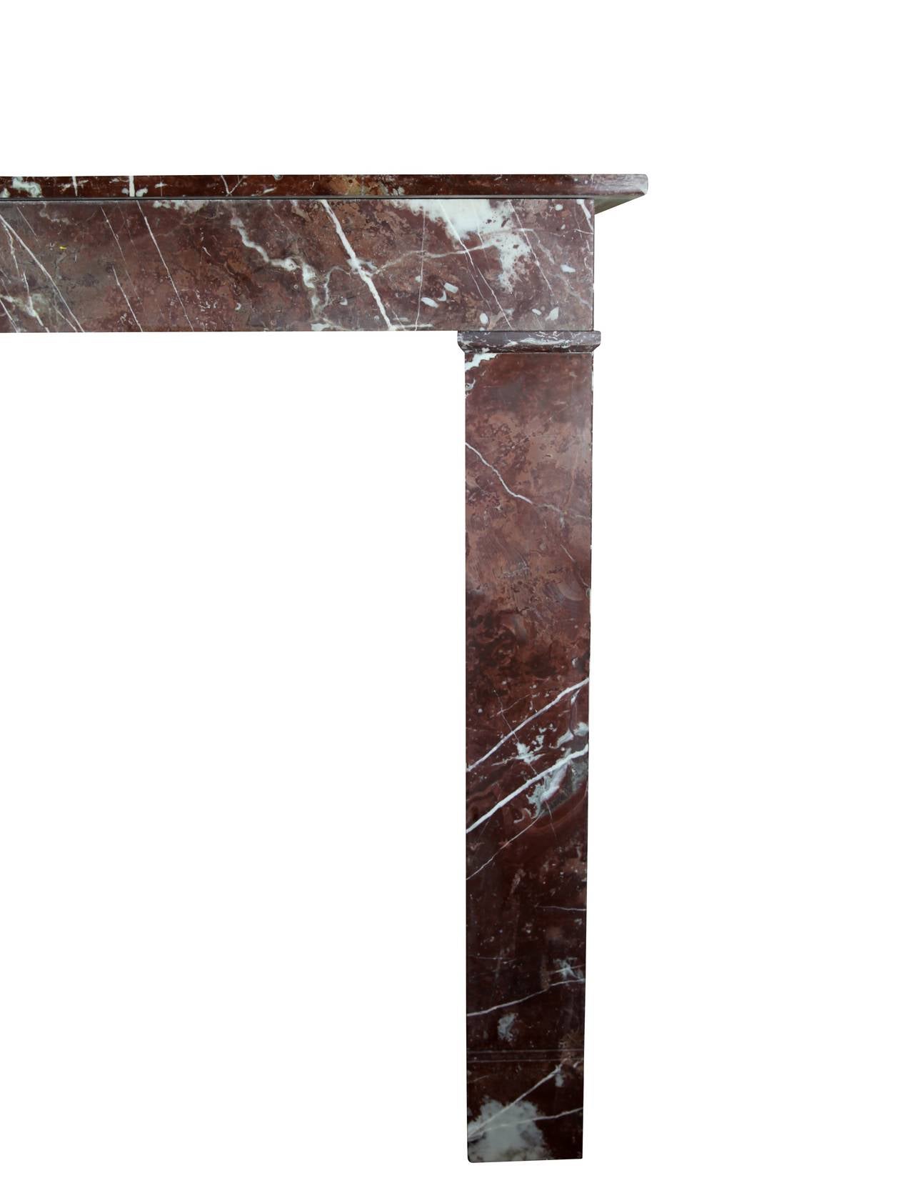 Diese Einfassung aus dem späten 19. Jahrhundert besteht aus braunem belgischem Marmor. Einfach und dekorativ mit schönen Details auf der Vorderseite. Perfekt für ein kleines Zimmer.
Maßnahmen:
106 cm EW 41.73