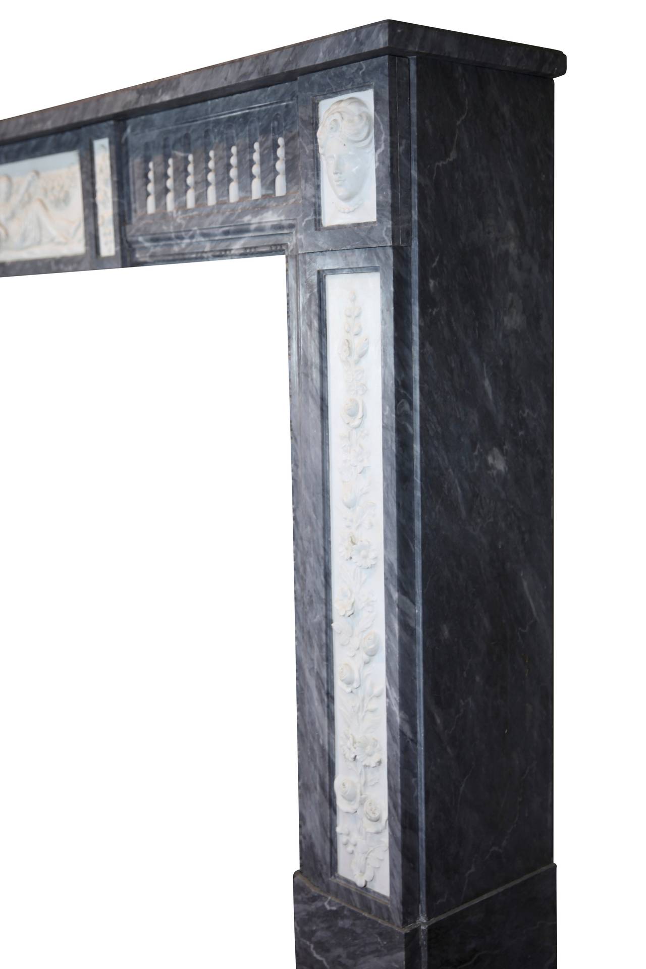 Revestimiento de chimenea antiguo europeo del siglo XVIII en mármol de Brujas en venta 2