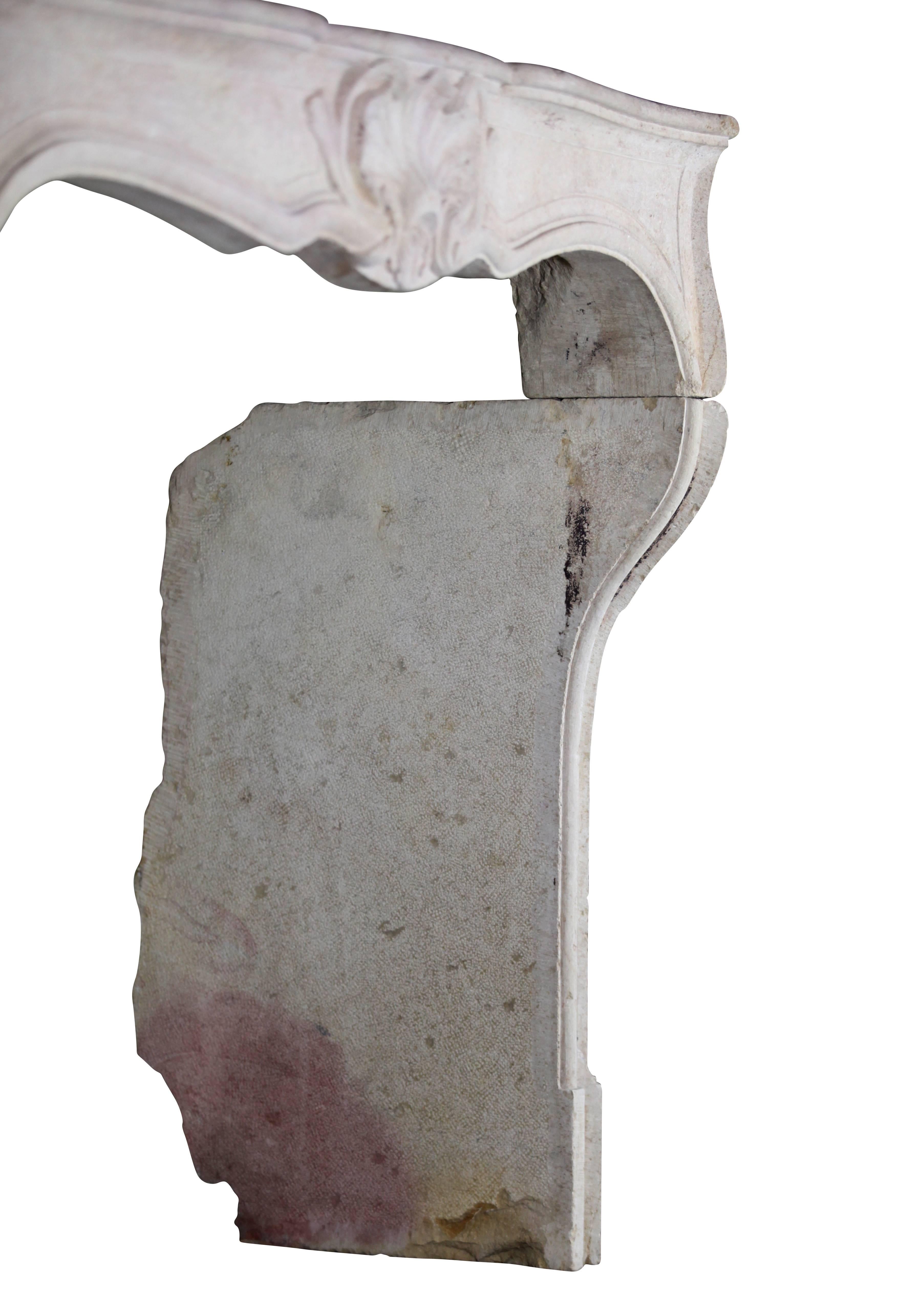 Manteau de cheminée en pierre calcaire du XVIIIe siècle LXV Classic French Country Antique Bon état - En vente à Beervelde, BE