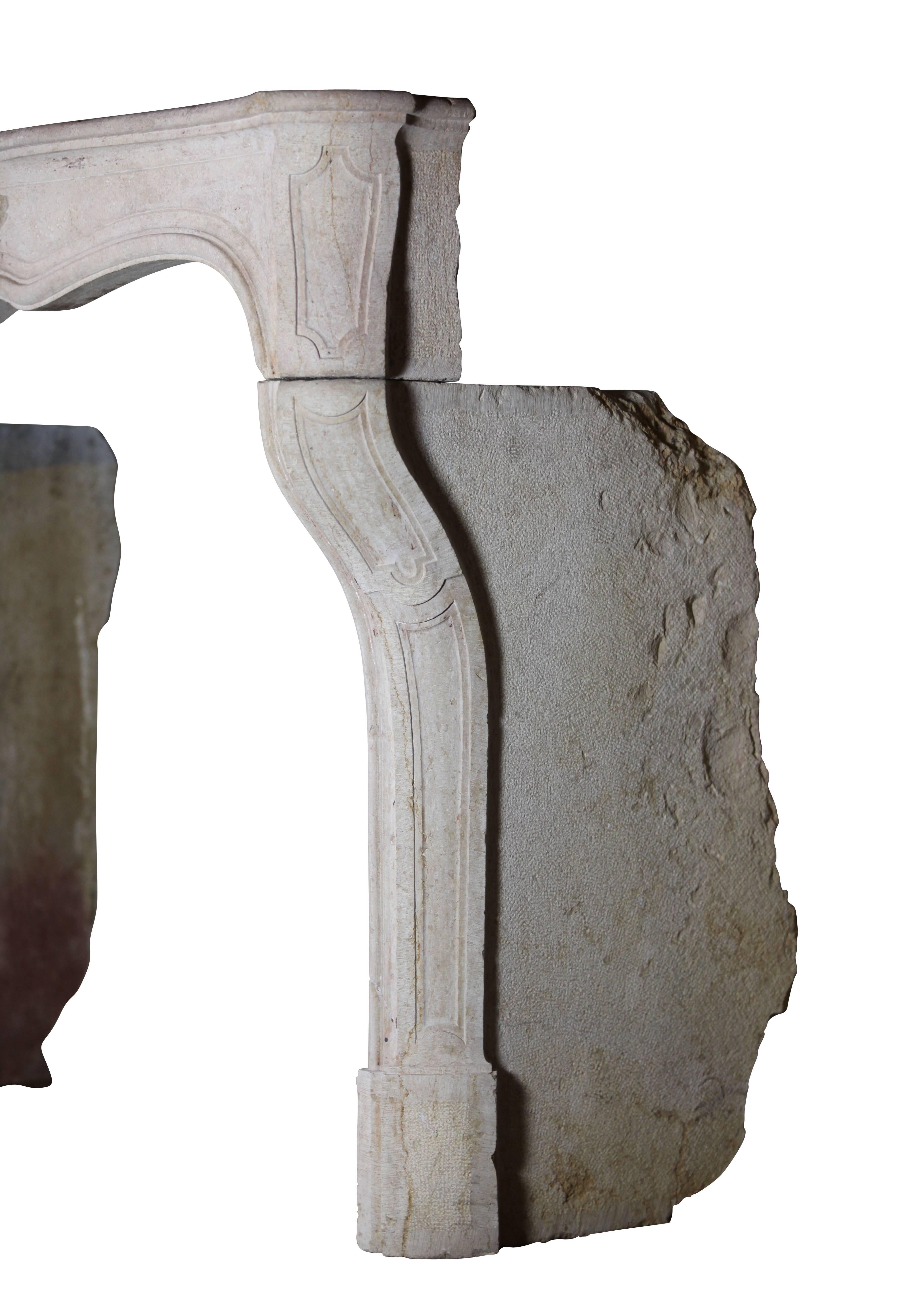 Pierre Manteau de cheminée en pierre calcaire du XVIIIe siècle LXV Classic French Country Antique en vente
