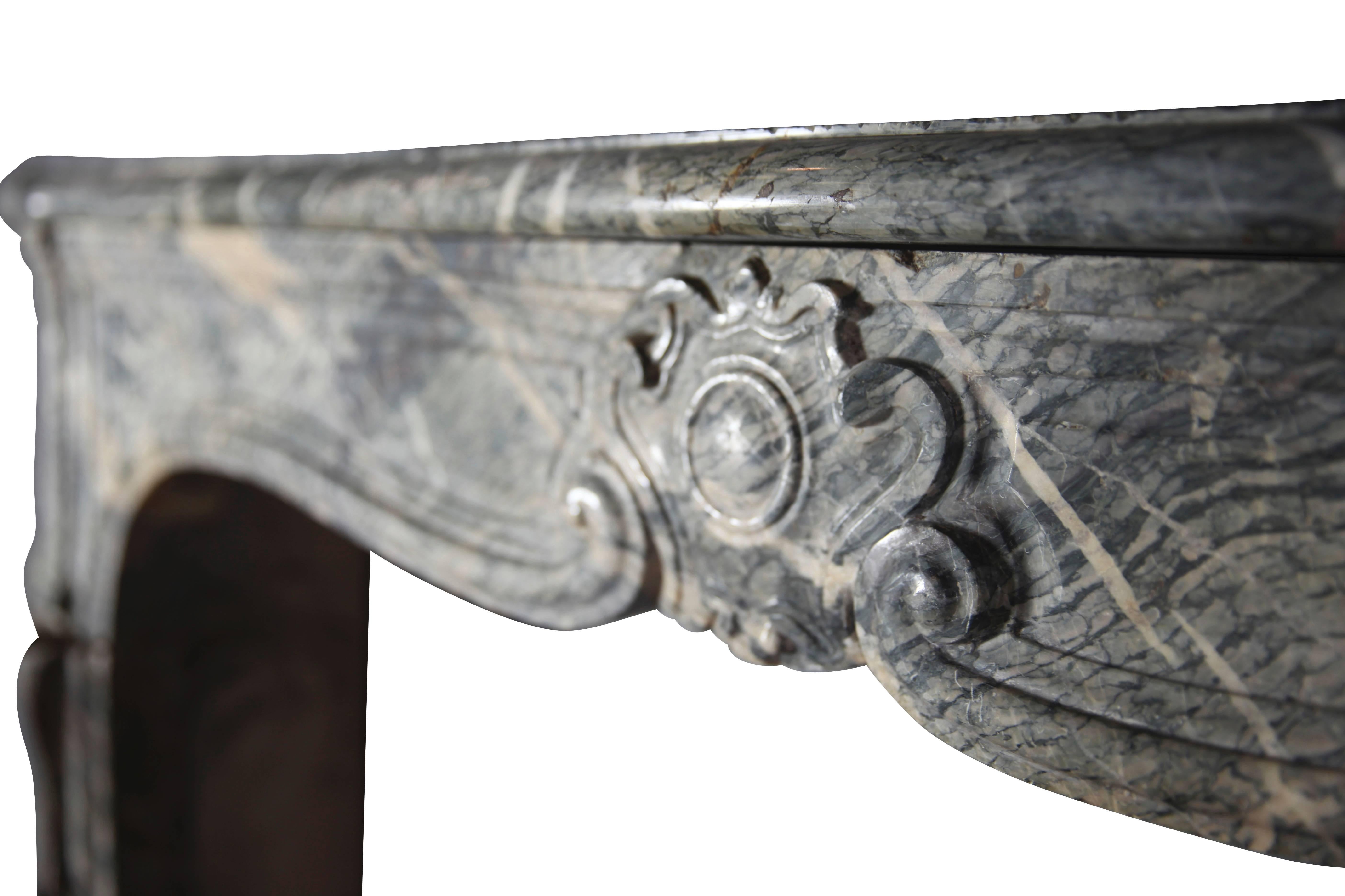 Entorno de Chimenea Antiguo de Mármol de Campanario Francés Multicolor Luis XIV en venta