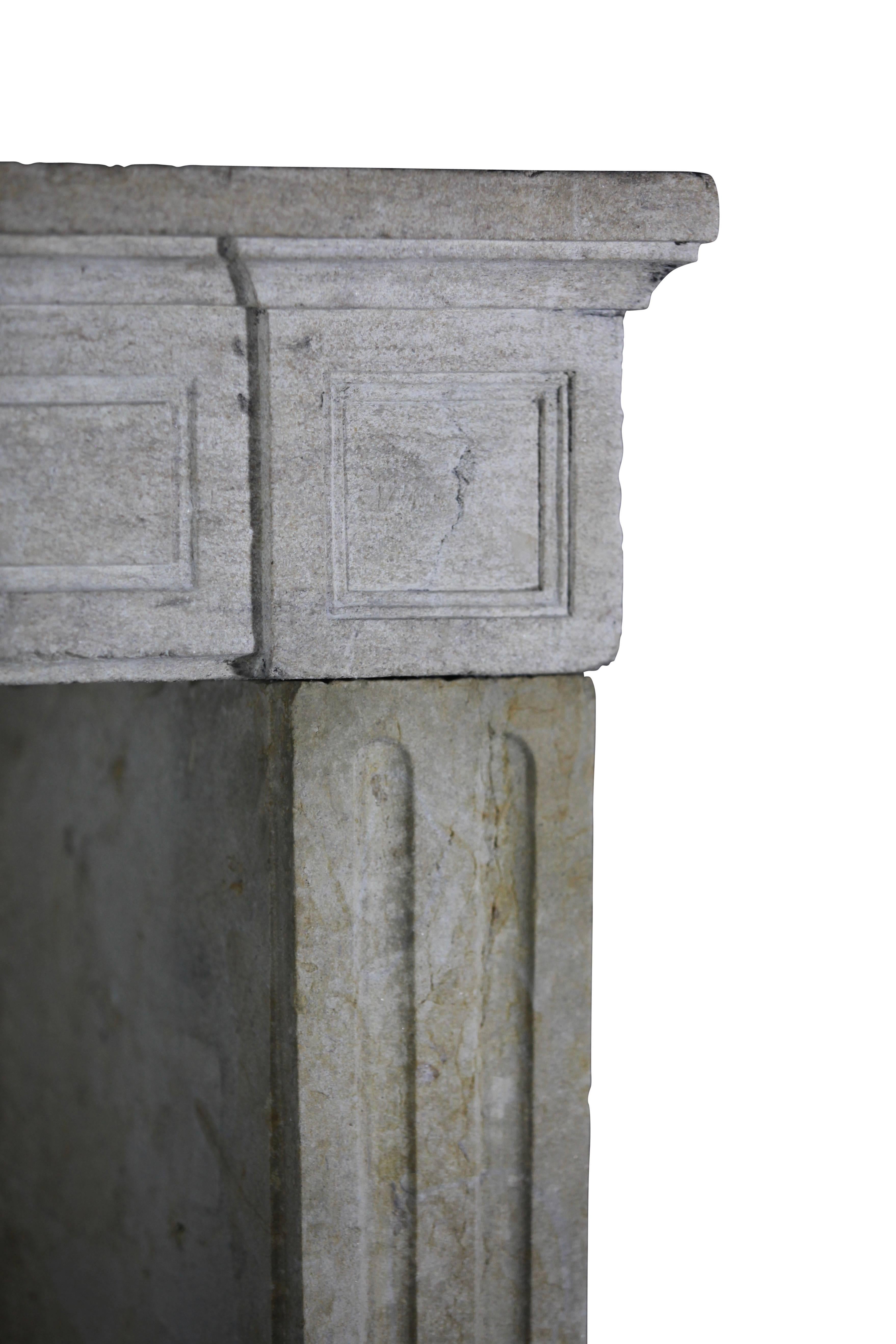 18. Jahrhundert Französisch Land Kalkstein Kamin Surround im Angebot 1