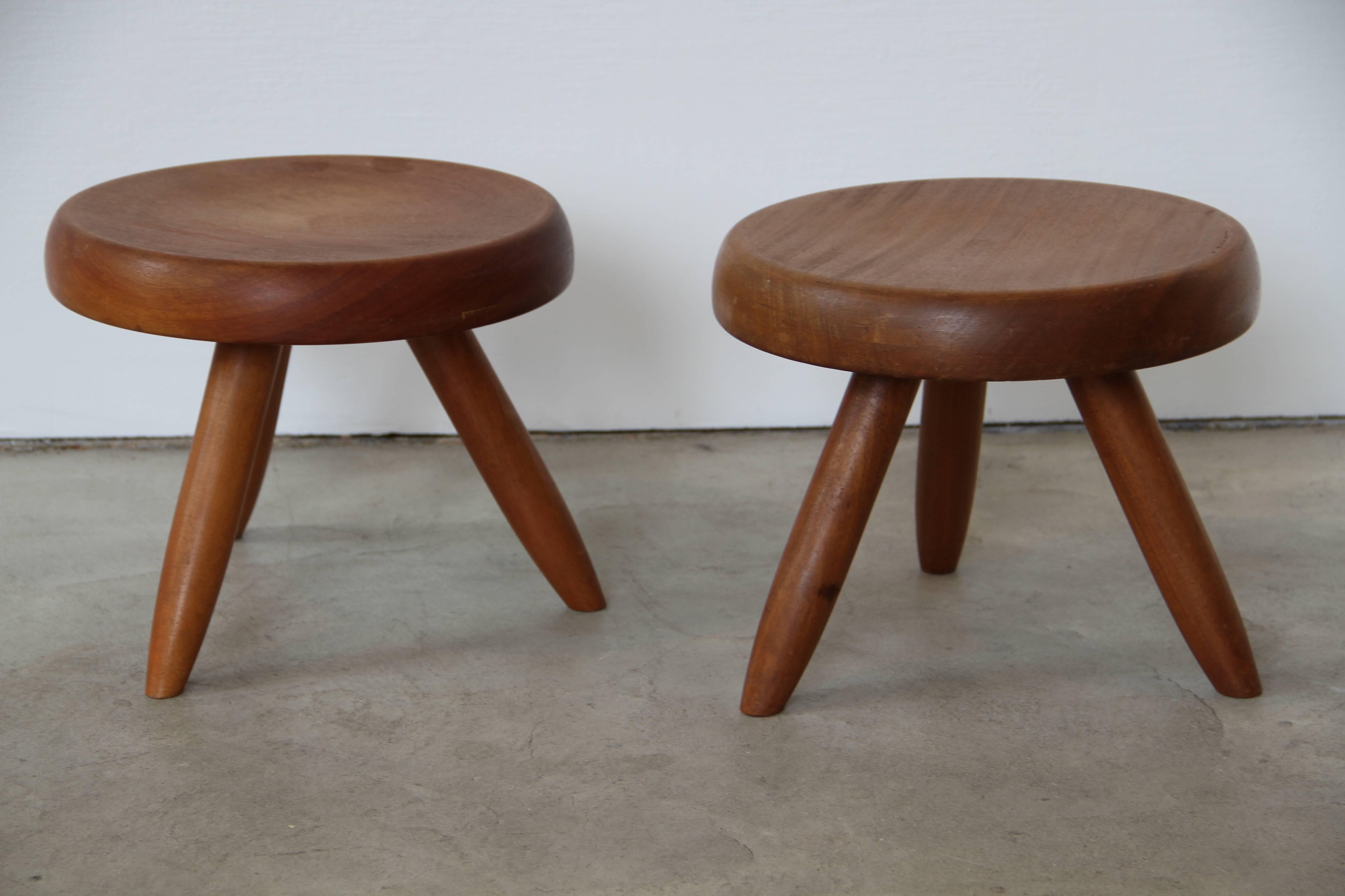 Two low tripod stool in mahogany,
in original condition, with some marks due to age and use.