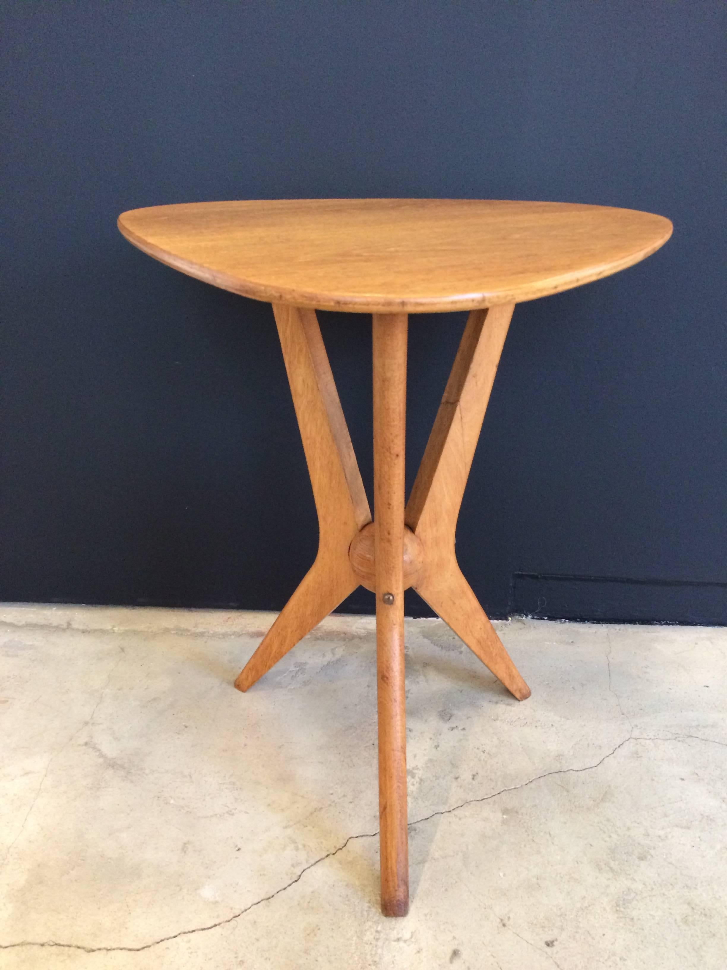 Rare three legs side table, oak triangular top,
dismountable (one of the first French flat packing)
designed and edited in 1950, by René-Jean Caillette.