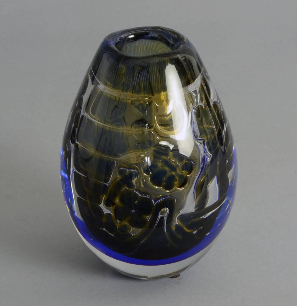 "The Gondolier" ariel vase, handblown in blue, amber and clear glass, internally illustrated with control bubbles, 1968.