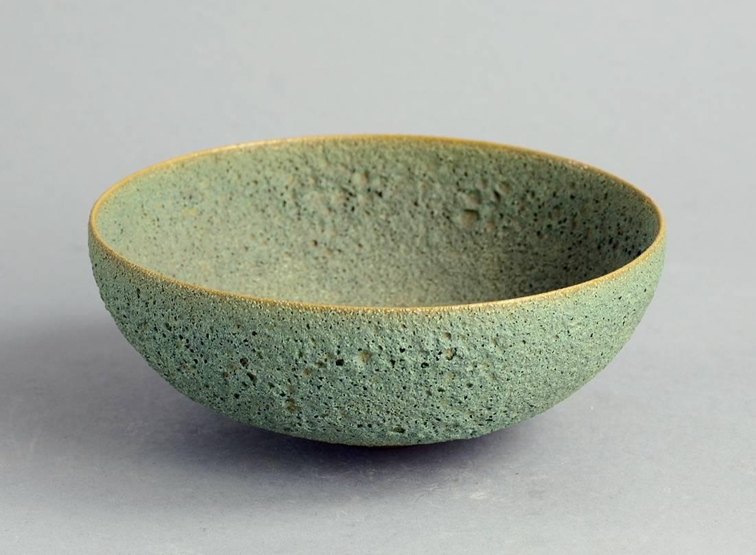 Unique earthenware bowl with green pitted volcanic glaze, circa 1950.
By Gertude and Otto Natzler, own studio, US.
Excellent undamaged, unrestored condition, 
Height 2 1/4