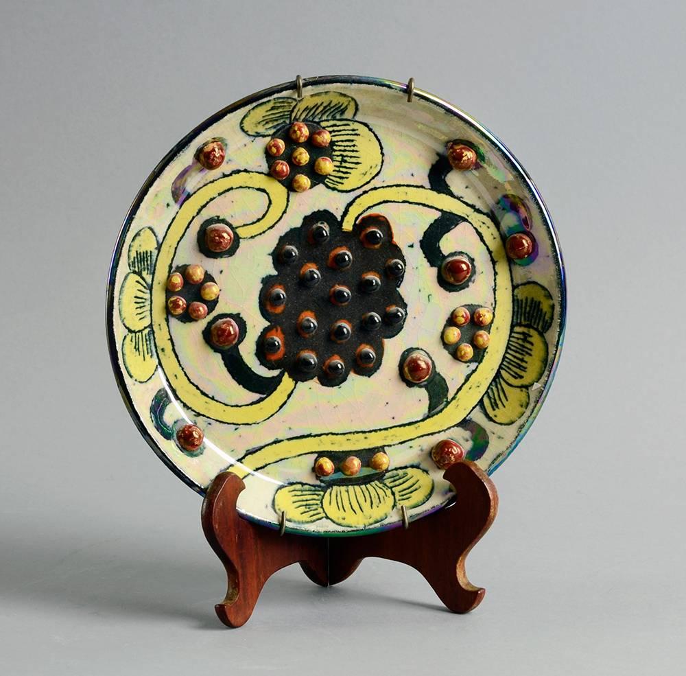 Birger Kaipiainen for Arabia, Finland, unique stoneware plate with handpainted floral decoration in applied berries in relief with multi-chromatic glaze.
Measures: Diameter 8
