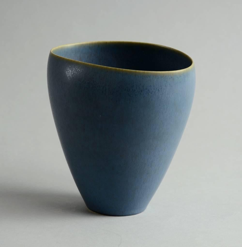 Per and Annelise Linnemann Schmidt and Frode Bahnsen for Palshus, Denmark.

Stoneware bowl with matte blue haresfur glaze, 1950s-1960s.
Measures: Height 5