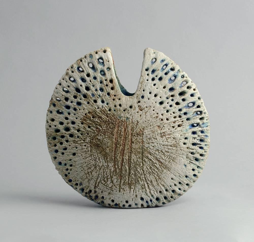 Alan Wallwork, own studio, UK.
Unique stoneware sculptural form with matte grey brown and blue glaze.
Measures: Height 9