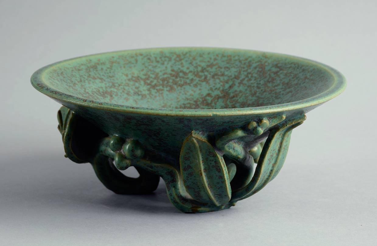 Arne Bang, own studio, Denmark.
Shallow stoneware bowl with applied leaf decoration to base with matte green glaze.
Measures: Height 3 3/4" (9.5cm), width 9" (23cm).
Painted AB monogram, "270".
Excellent condition, no chips,