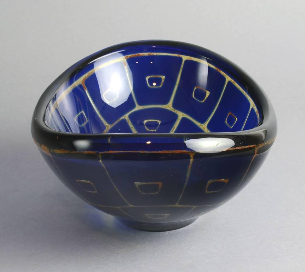 Sven Palmqvist for Orrefors, Sweden.
"Ravenna" bowl, blue glass cased in clear, internally decorated with red glass and air bubbles, circa 1960.
Measures: Height 4" (10cm), length 10" (25.5cm), width 7" (18cm).
Engraved